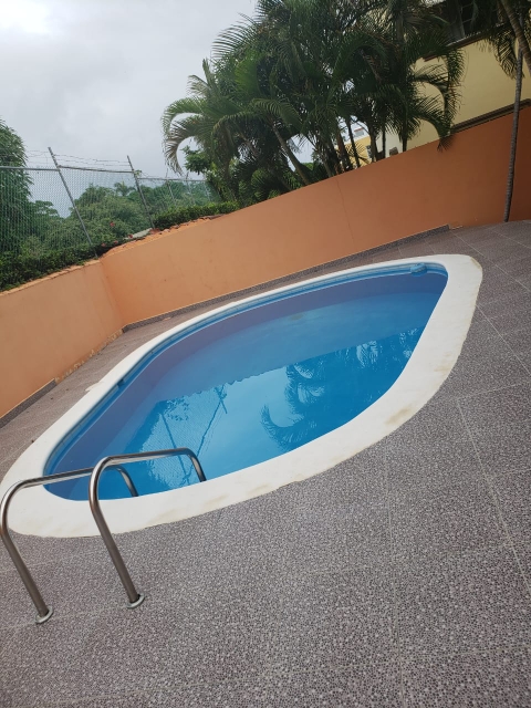 casas - Amplia casa con piscina en residencial tranquilo 2