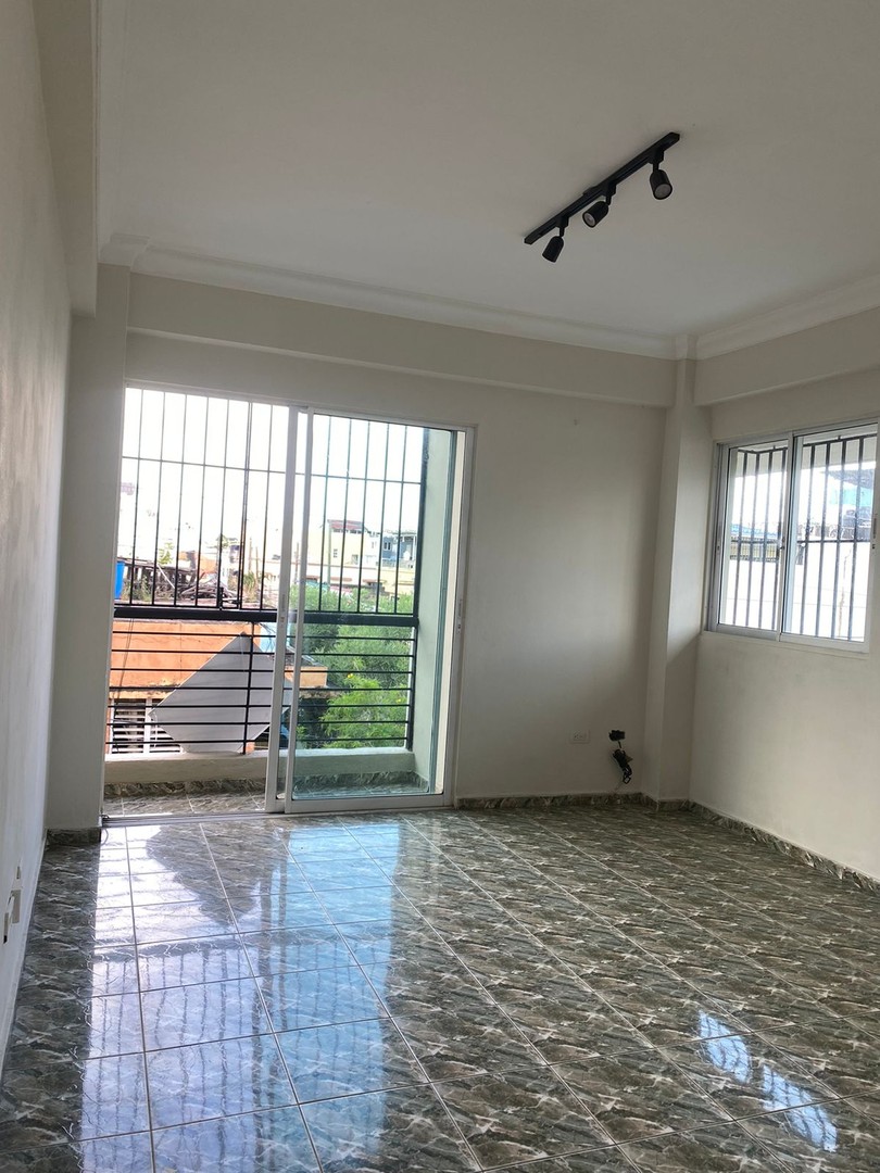 apartamentos - Alquiler Apartamento de 3 Habitaciones con Parqueo, Ciudad Nueva, Santo Domingo 2