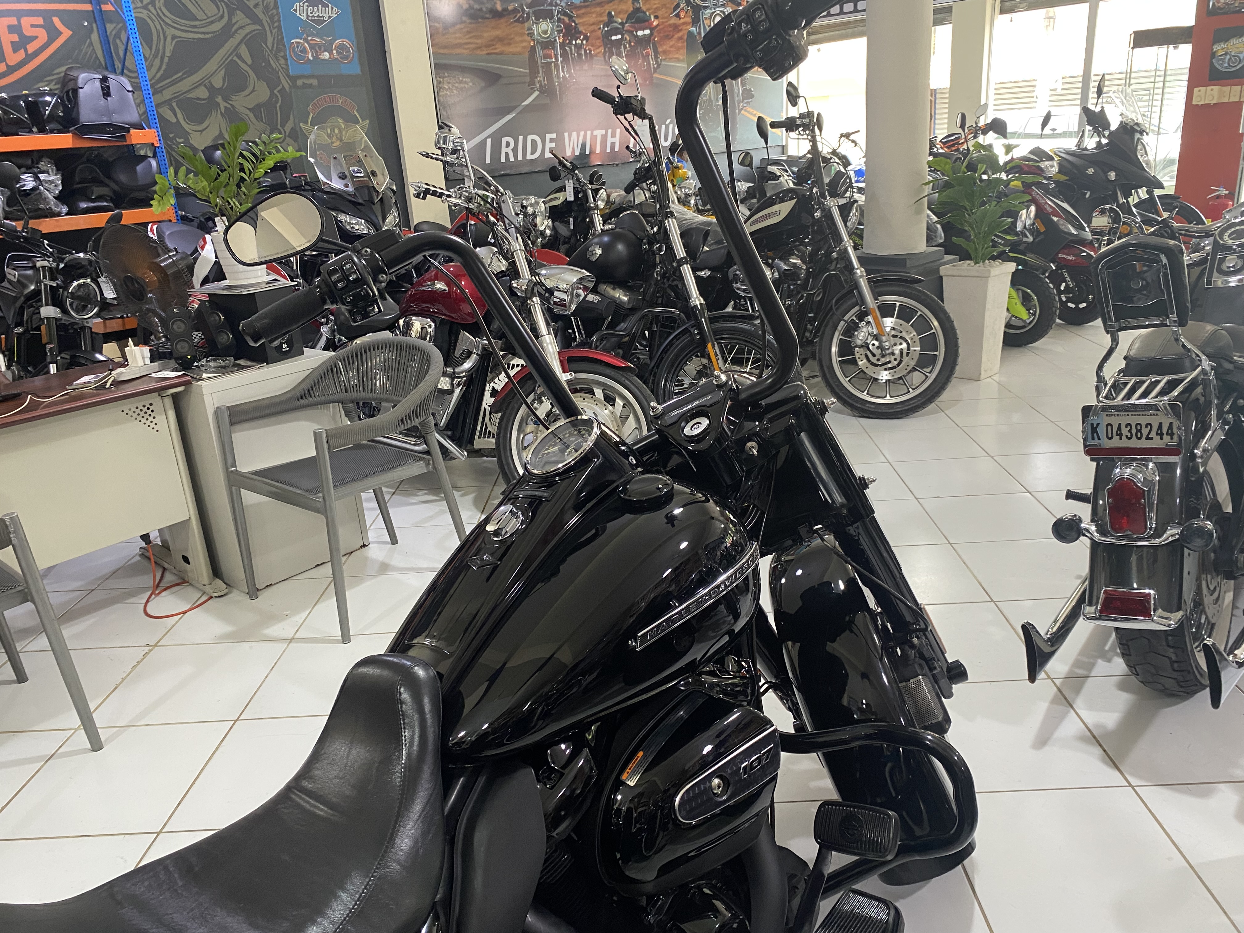 motores y pasolas - Harley Davidson Road King 2018 4