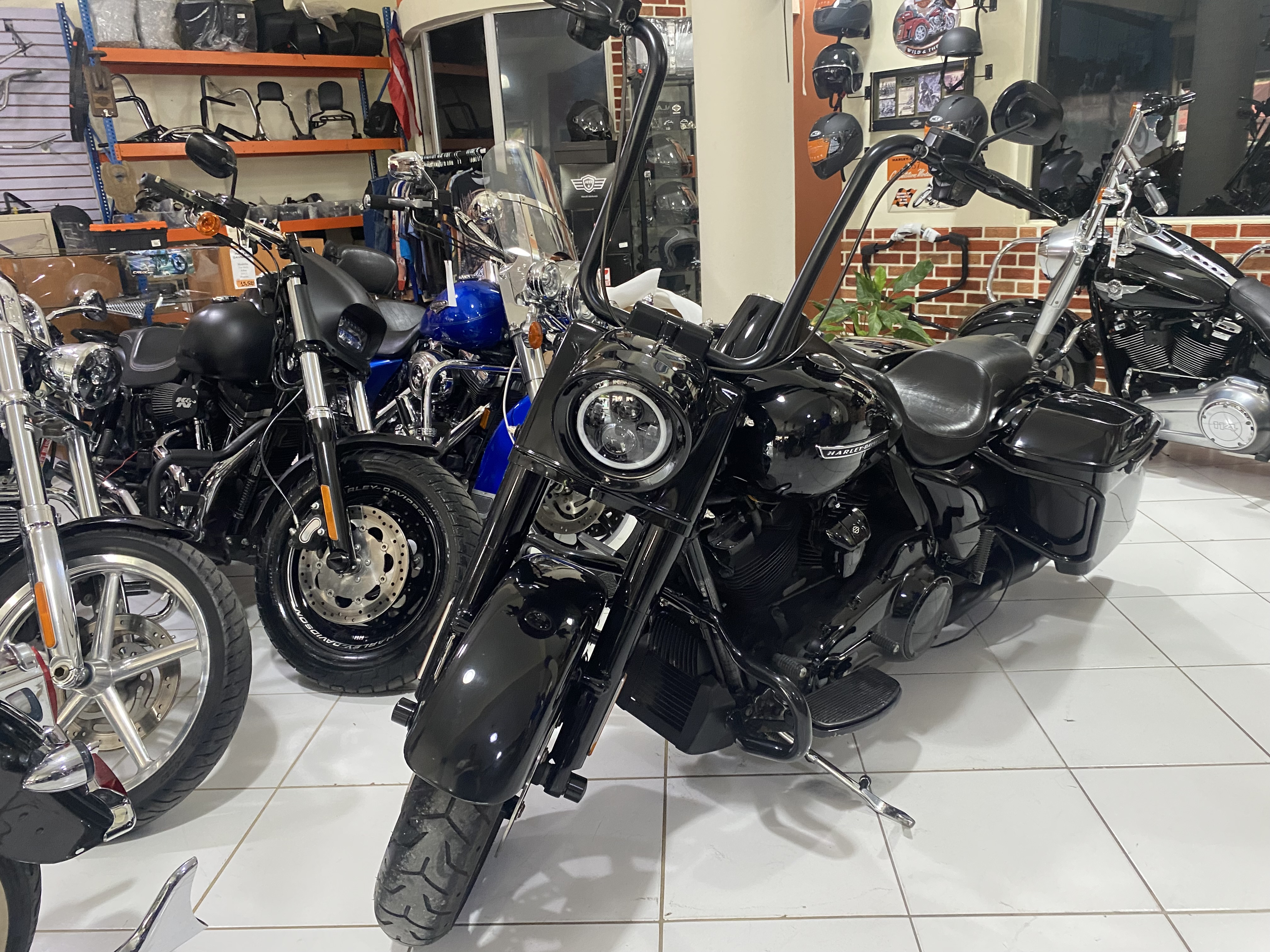 motores y pasolas - Harley Davidson Road King 2018 5