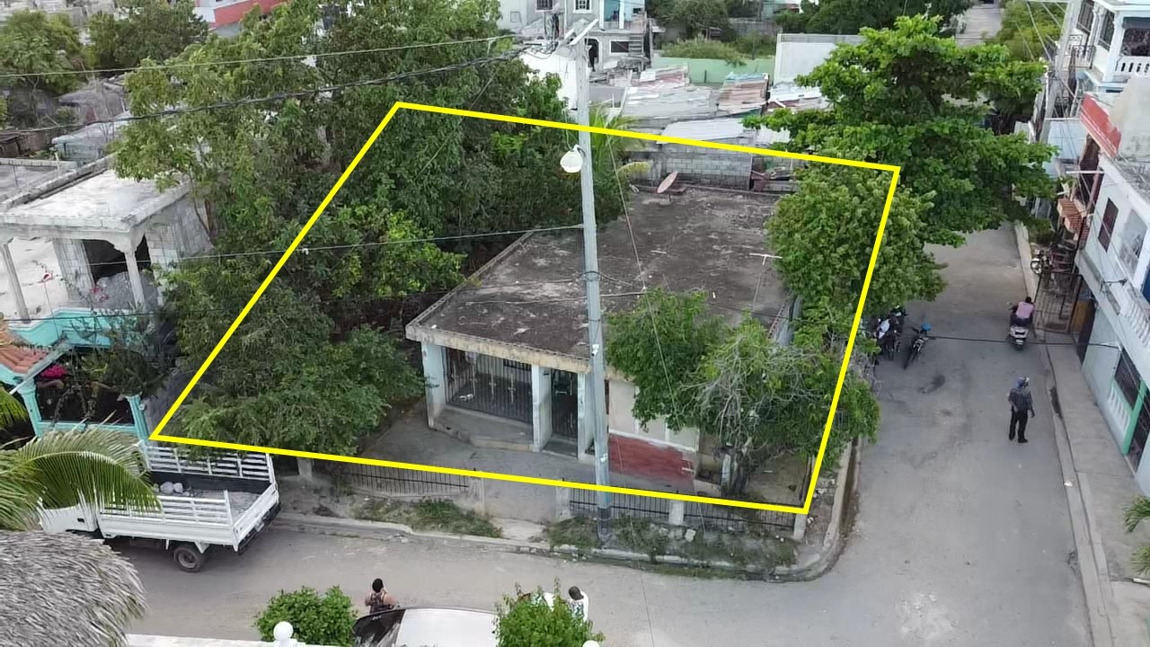 casas - Se Vende Casa con  Patio Grande y de esquina en el Juan Pablo Duarte