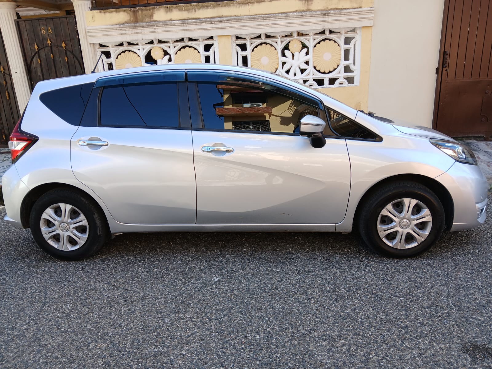 carros - Nissan Note 2018 Gris en buenas condiciones