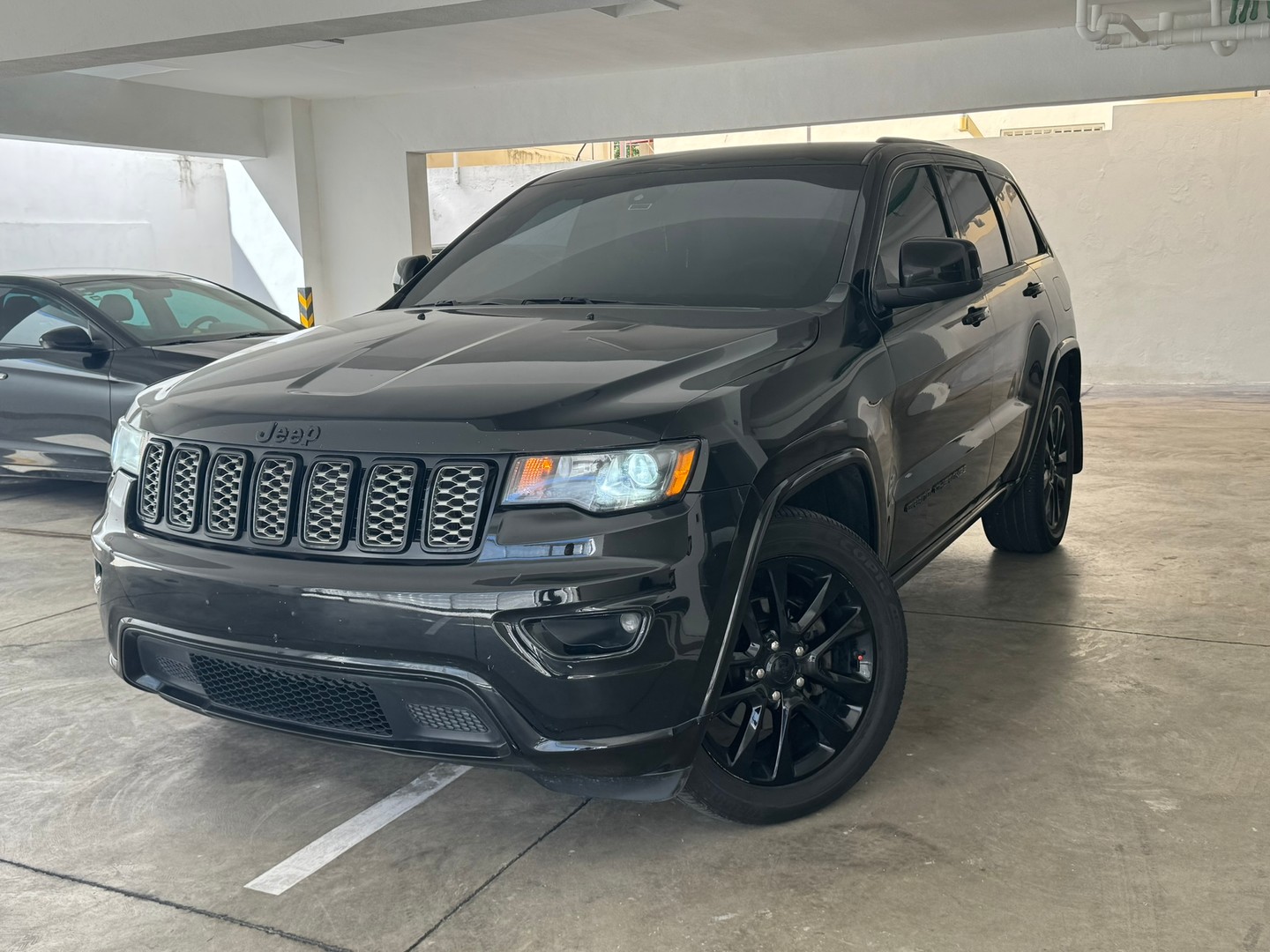 jeepetas y camionetas - Jeep Grand Cherokee Altitude 4x4 2017 Negra