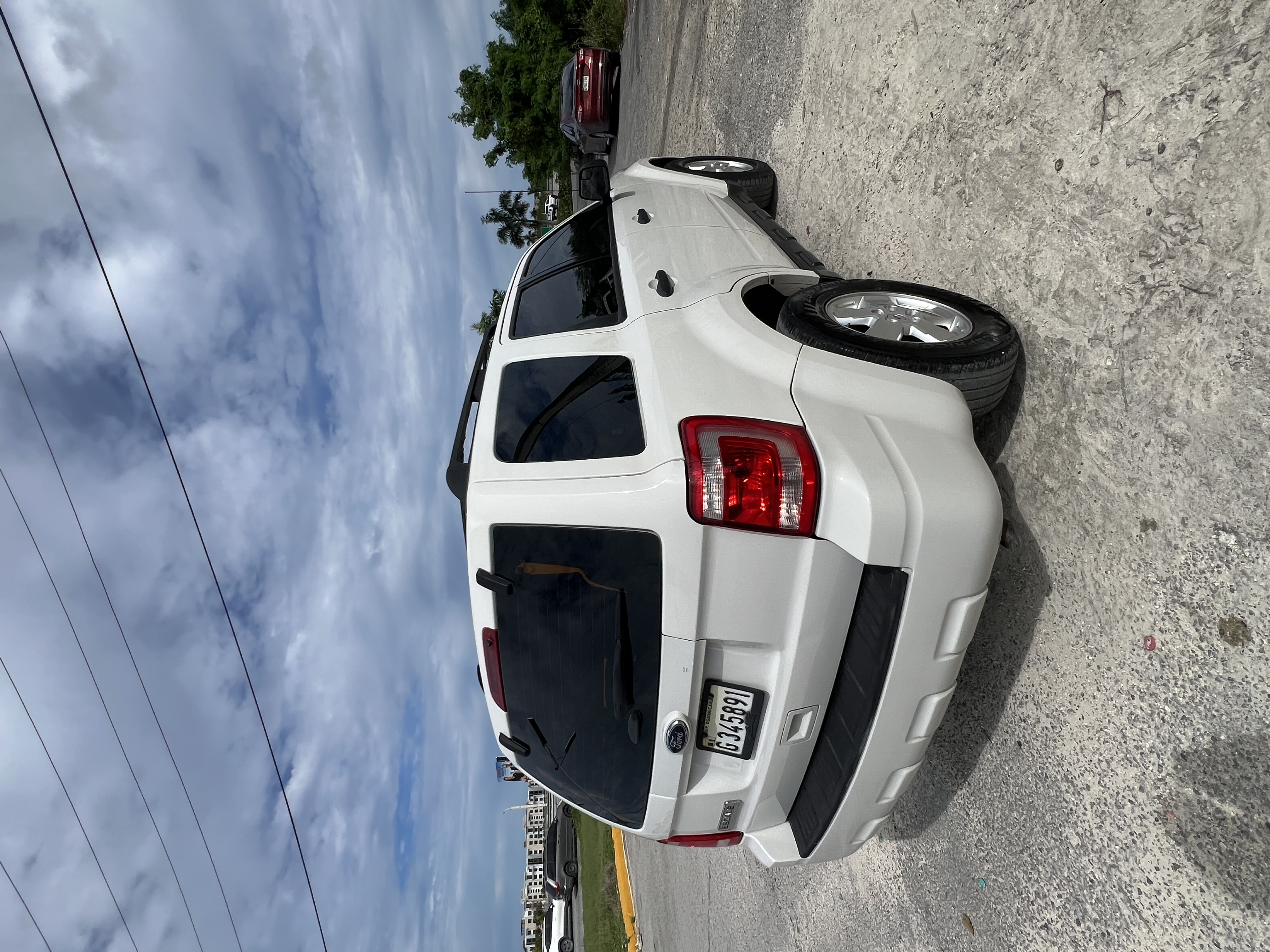 jeepetas y camionetas - Vendo Ford Escape 2011 de 4 cilindros  2