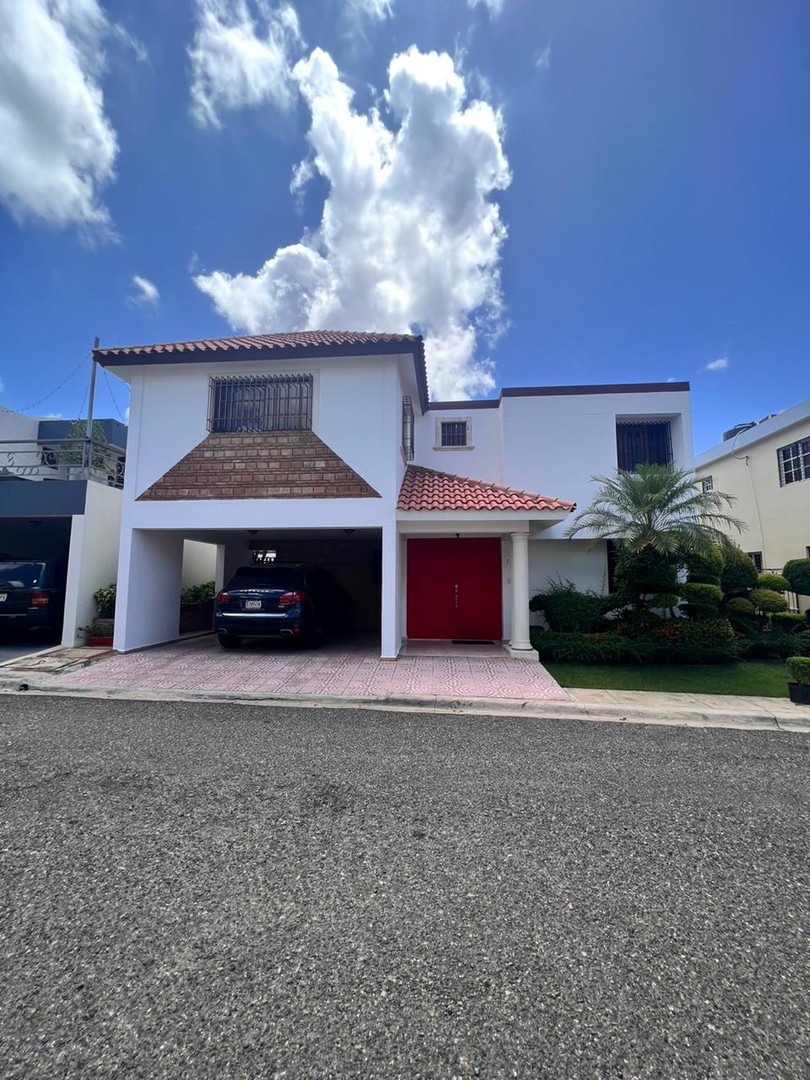 casas - Hermosa Casa en Proyecto Cerrado en La Española  0