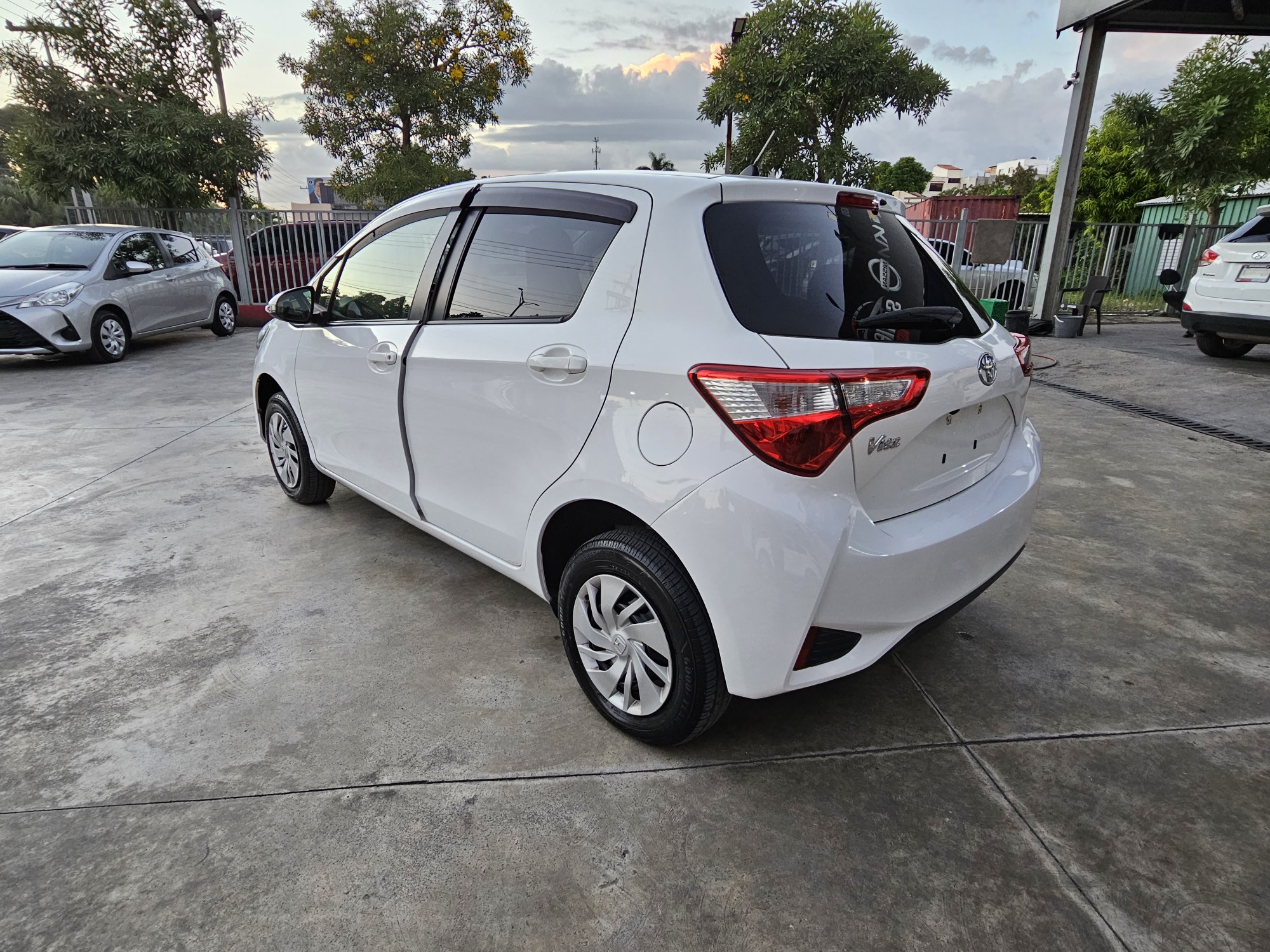 carros - Toyota Vitz 2017  3