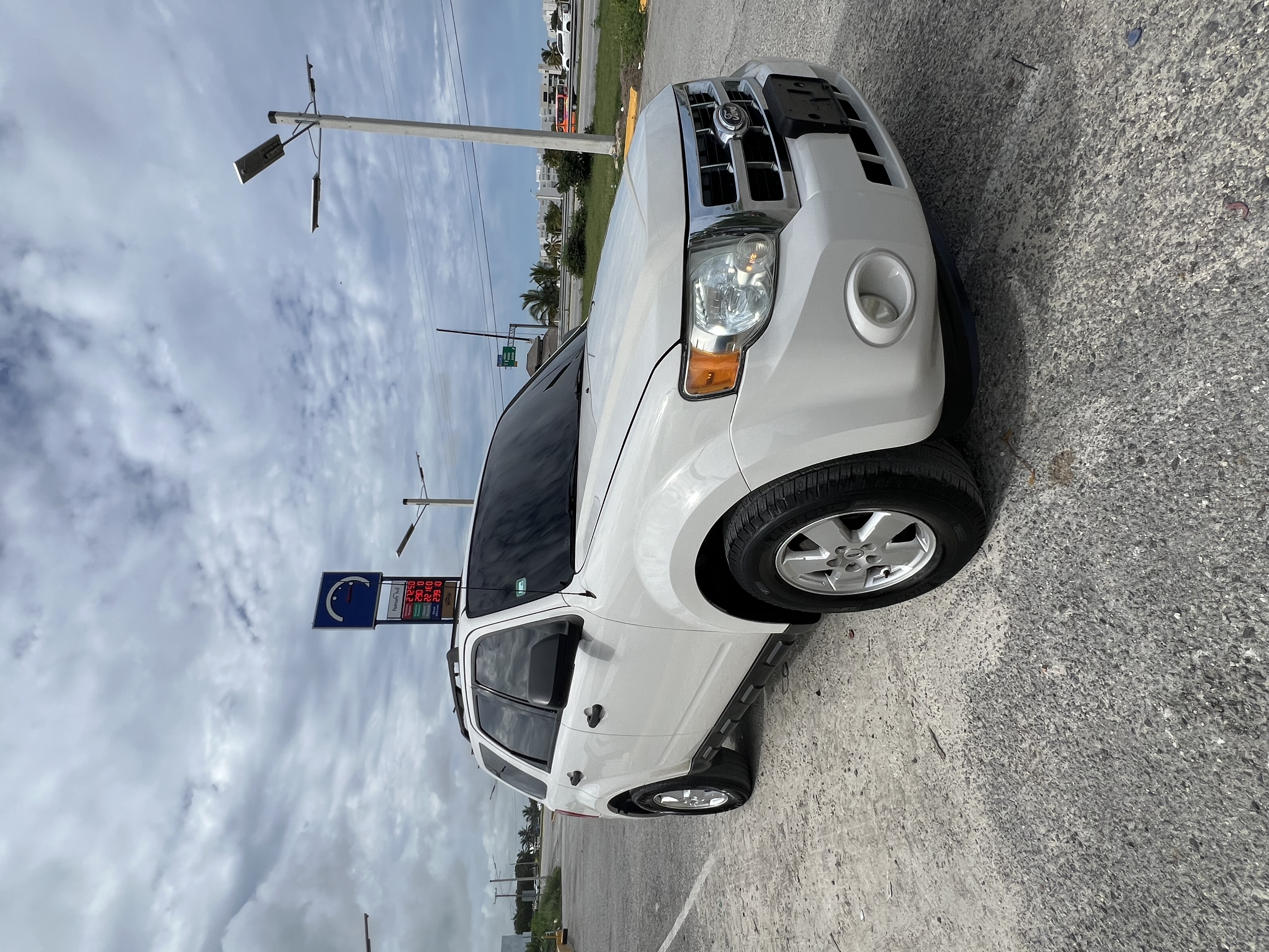 jeepetas y camionetas - Vendo Ford Escape 2011 de 4 cilindros  1