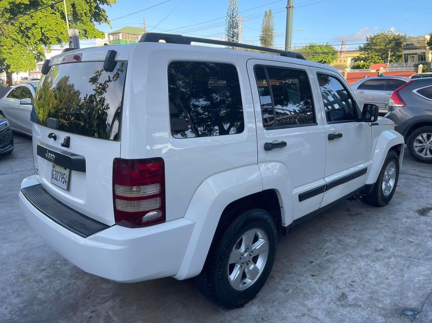 jeepetas y camionetas - JEEP LIBERTY 2010 4