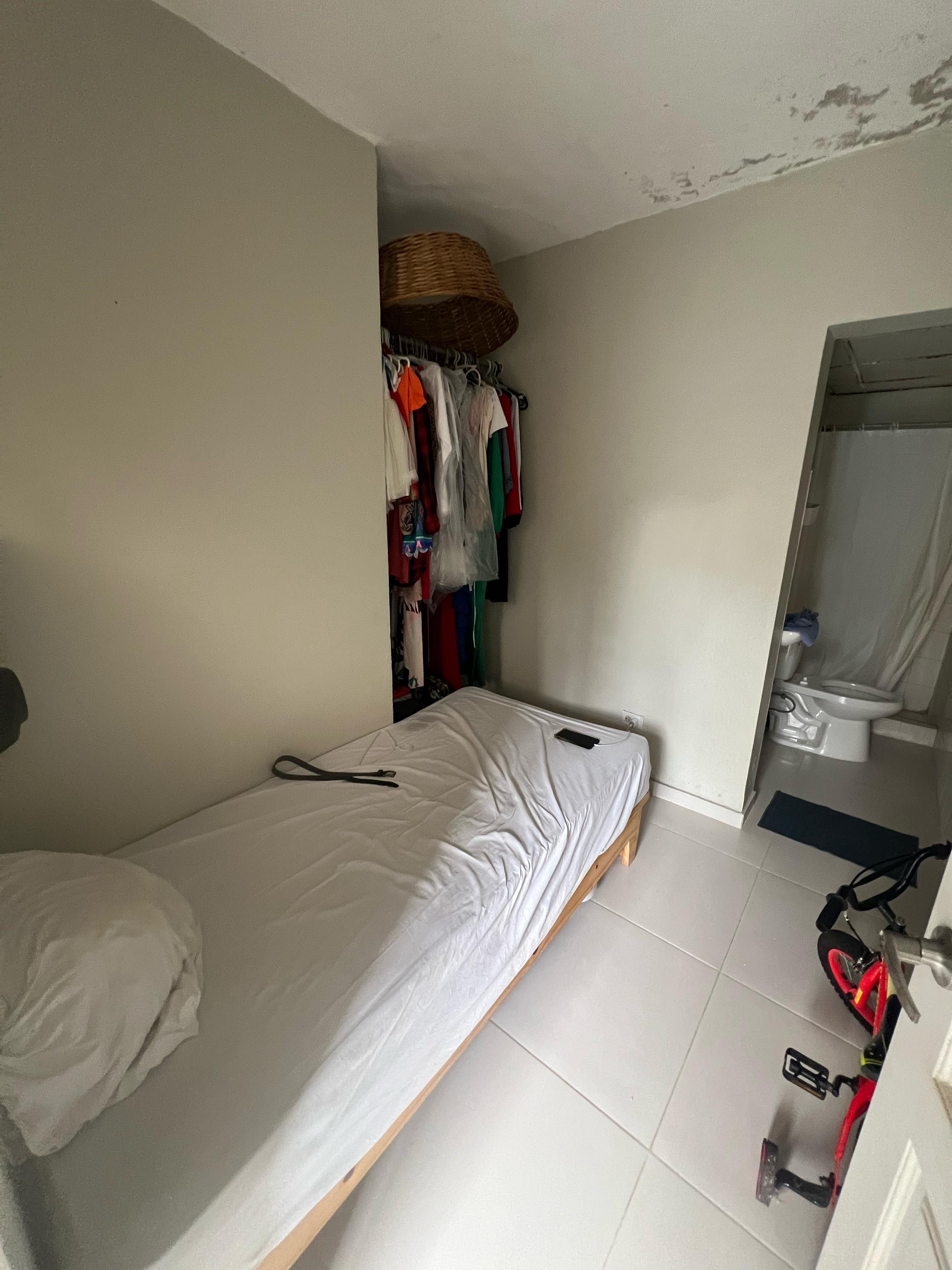 apartamentos - Vendo ensanche Quisqueya segundo nivel dos hab bañ 5