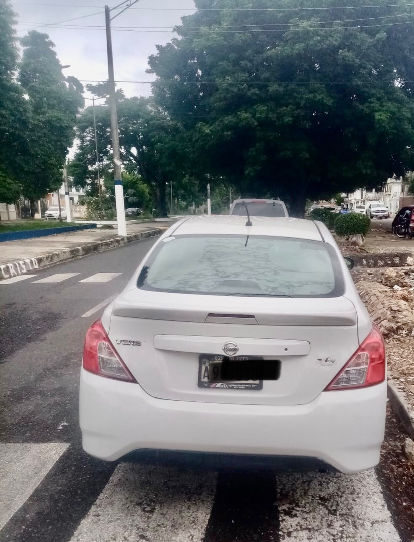 carros - Vendo nissan versa transmisión mecánica buenas condiciones  2