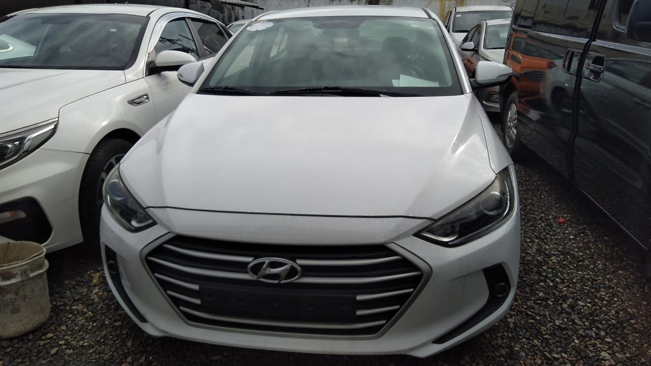 carros - HYUNDAI AVANTE 2017 BLANCODESDE: RD$705,100.00