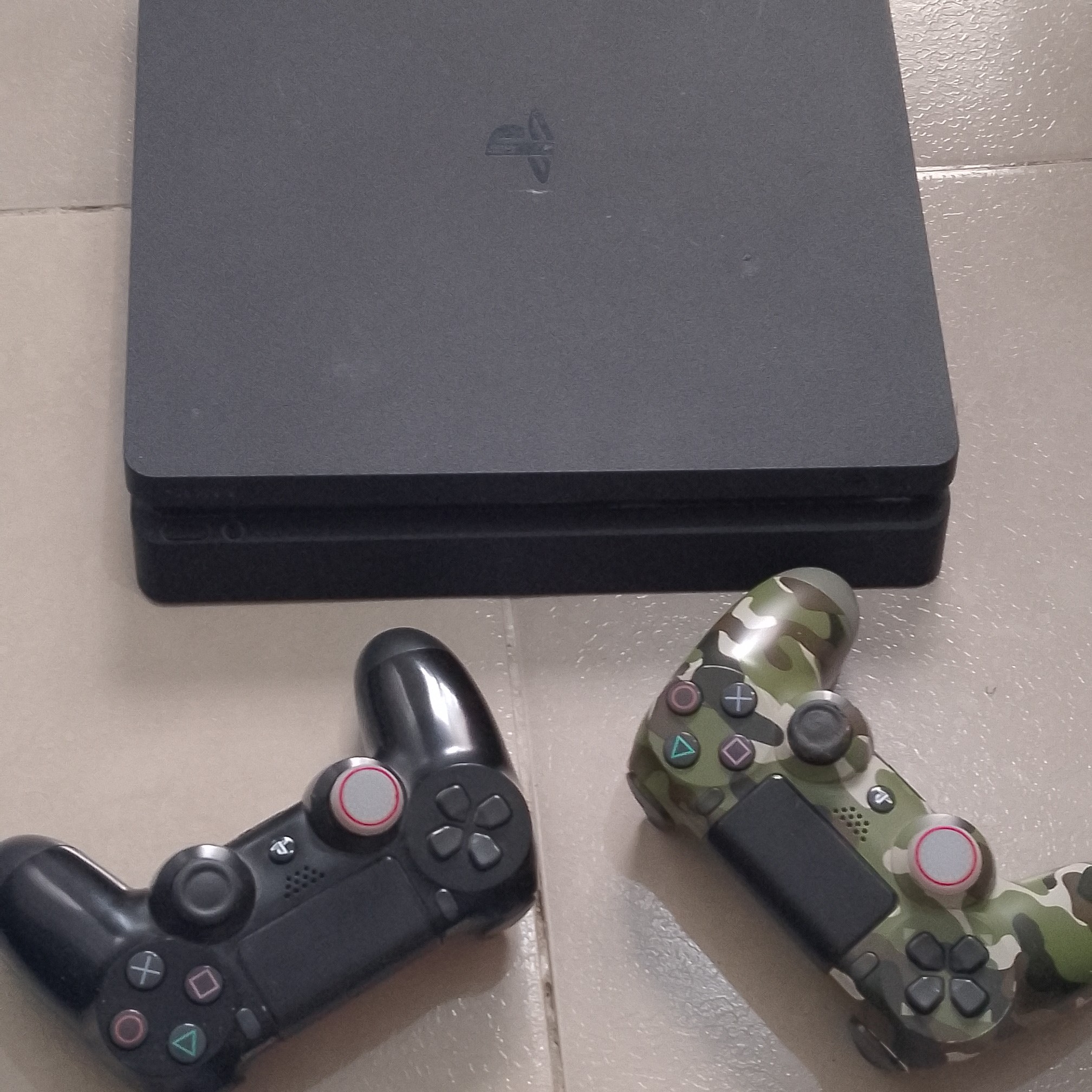 consolas y videojuegos - PlayStation 4 Dos controles 7 juegos 3 físicos y 4 digitales 