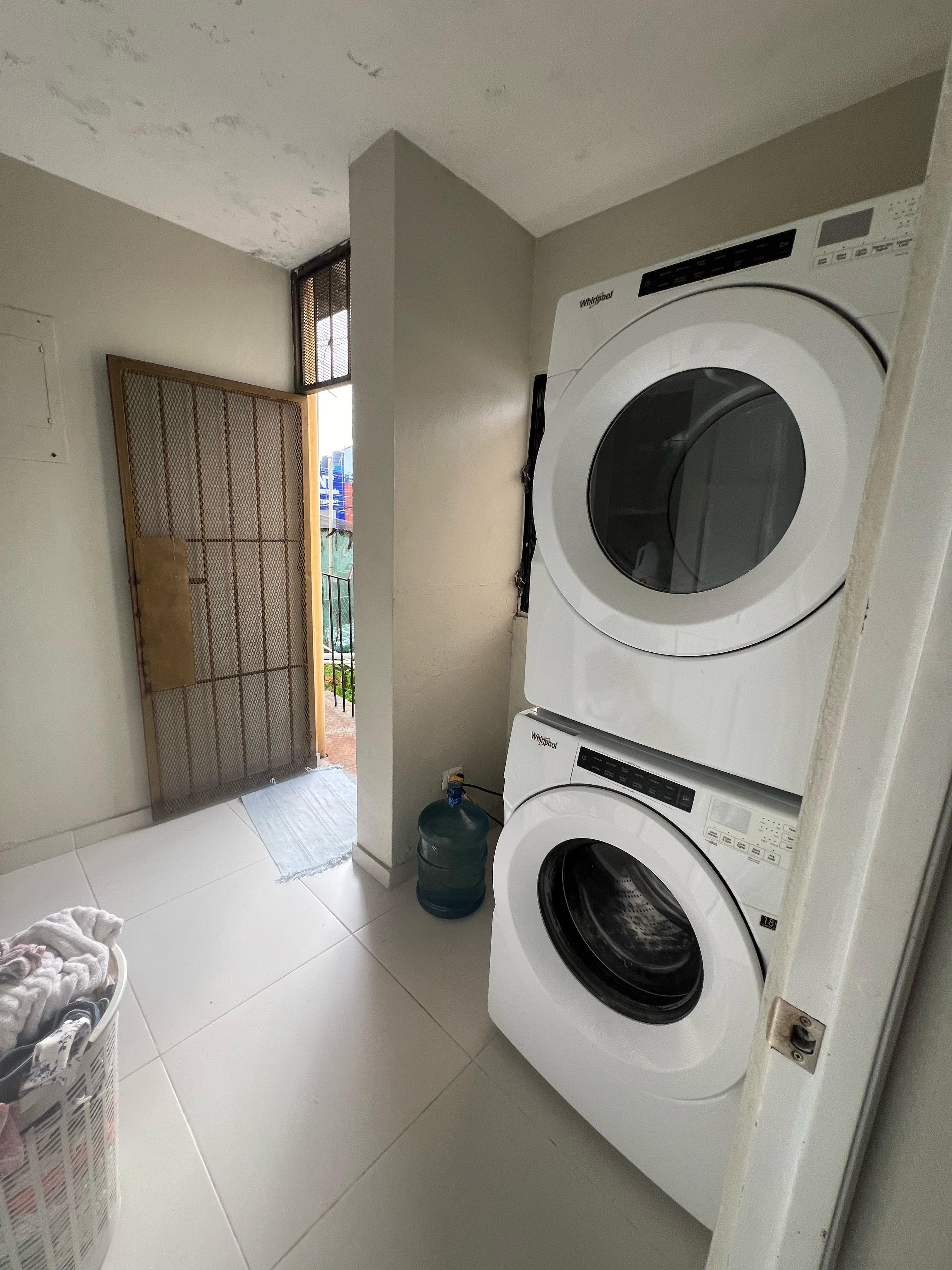 apartamentos - Vendo ensanche Quisqueya segundo nivel dos hab bañ 6