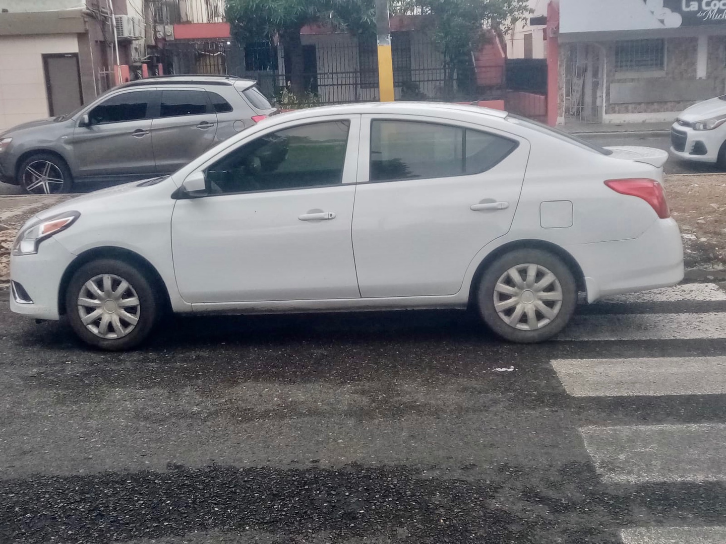 carros - Vendo nissan versa transmisión mecánica buenas condiciones  3