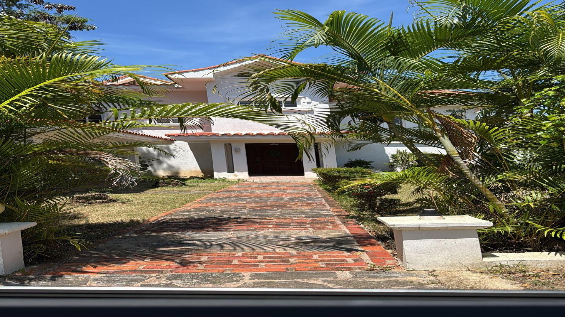 casas - Vendo casa de 3 habitaciones con amplio solar en Metro Country Club 2