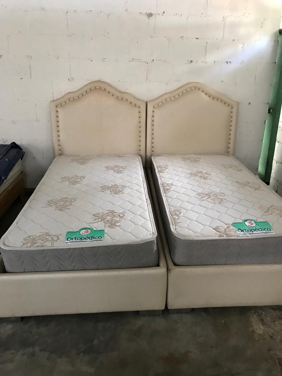 muebles y colchones - Se venden 2 camas twin iguales 