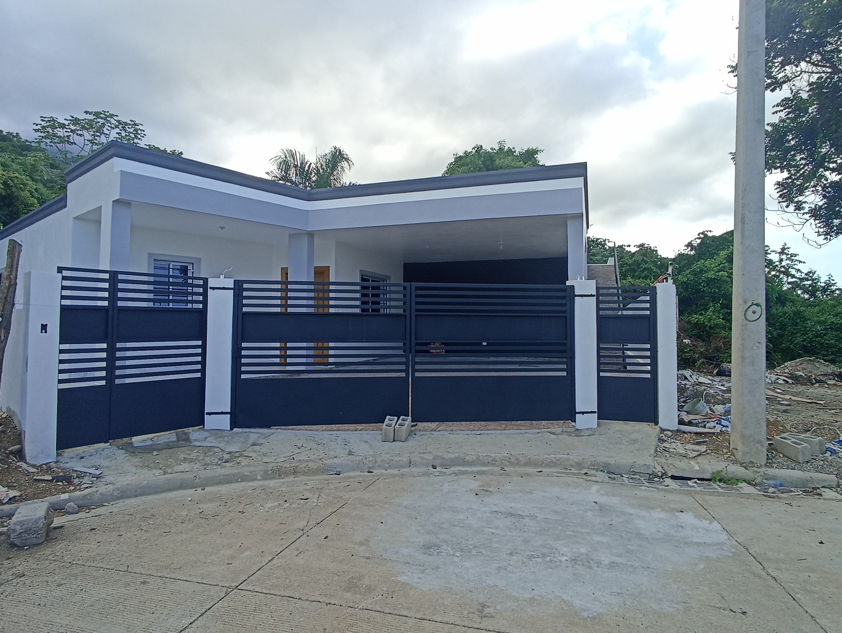 casas - Casa moderna bien ubicada en un residencial tranquilo cerca de todo . 0