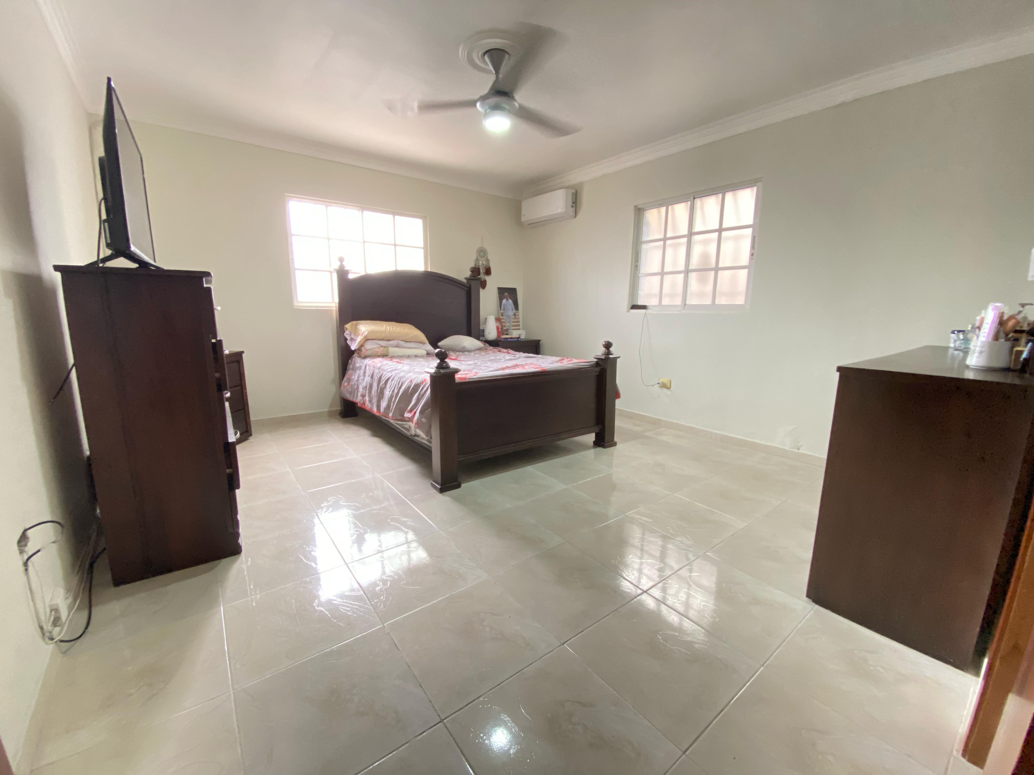casas - Venta de amplia casa ubicada en SDO (las Caobas) 2