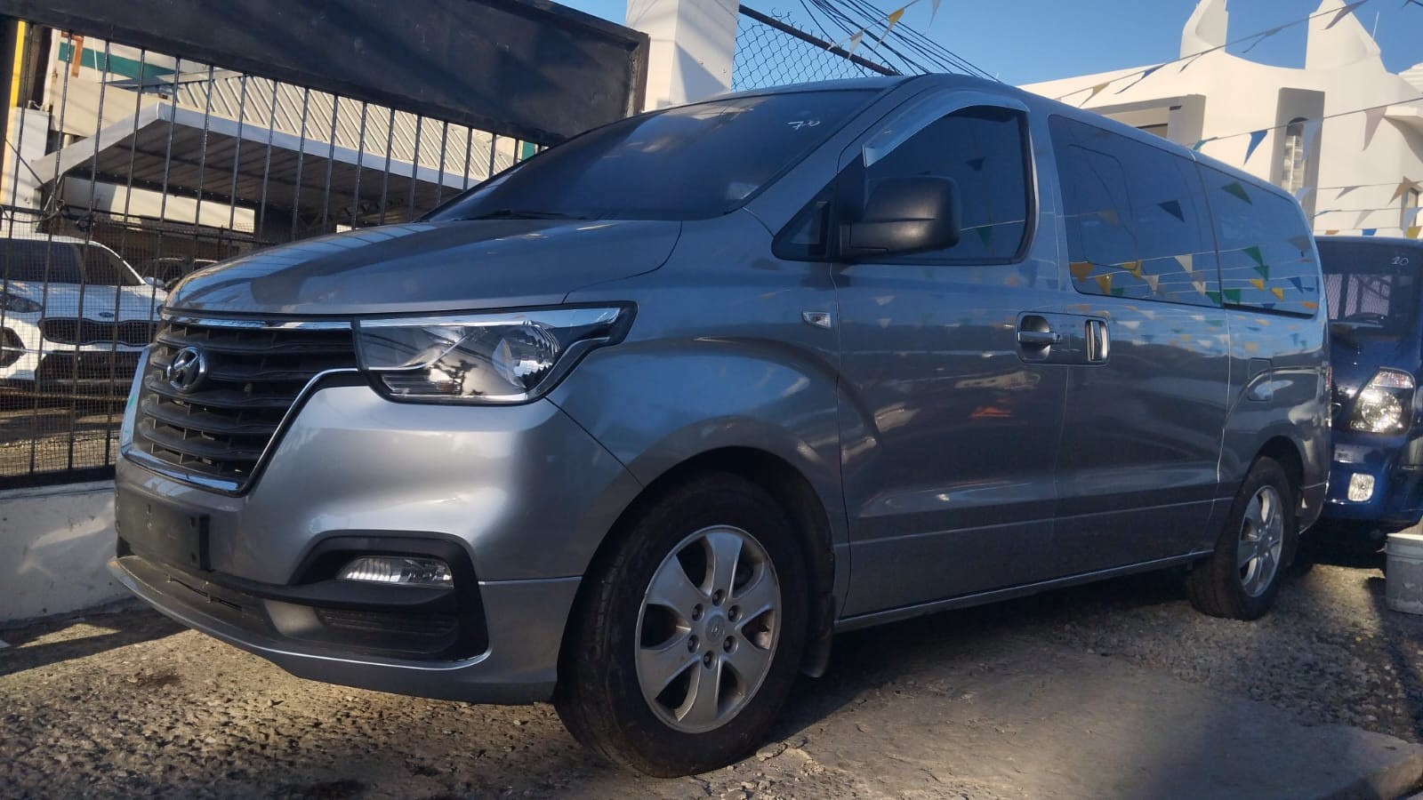 jeepetas y camionetas - HYUNDAI GRAND STAREX 2018 GRISDESDE: RD$1.450.100 1