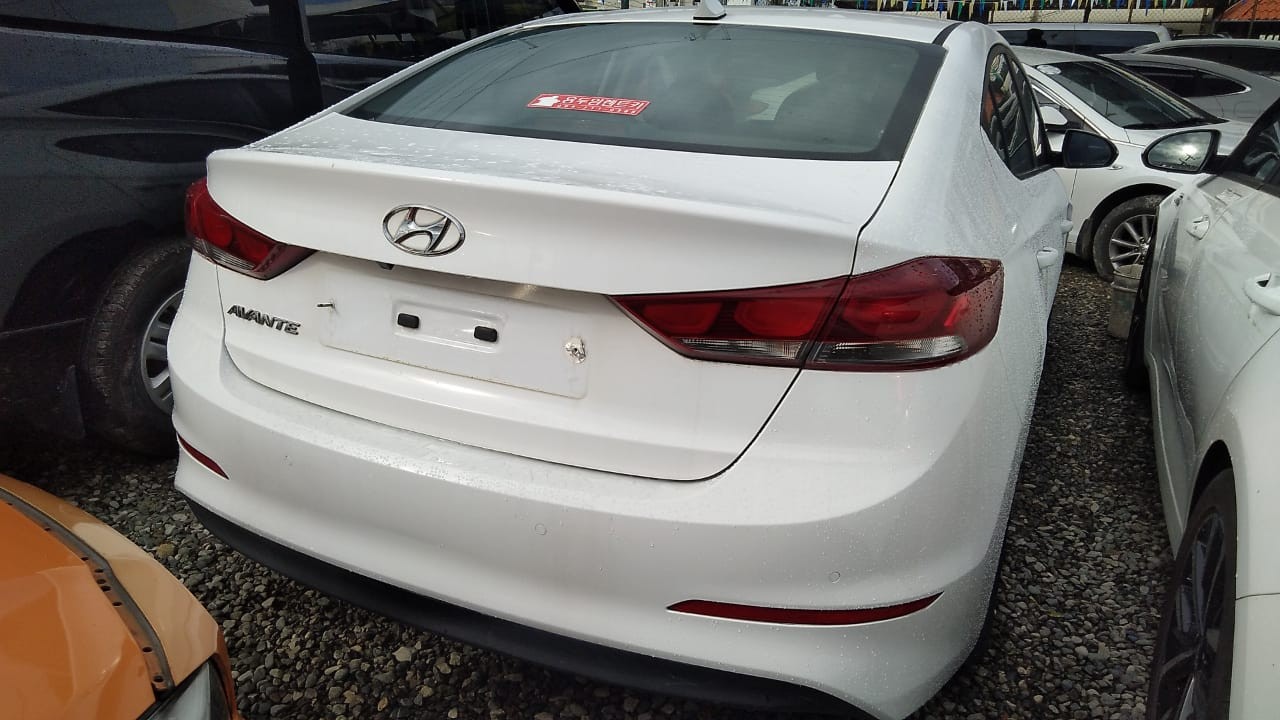 carros - HYUNDAI AVANTE 2017 BLANCODESDE: RD$705,100.00 5