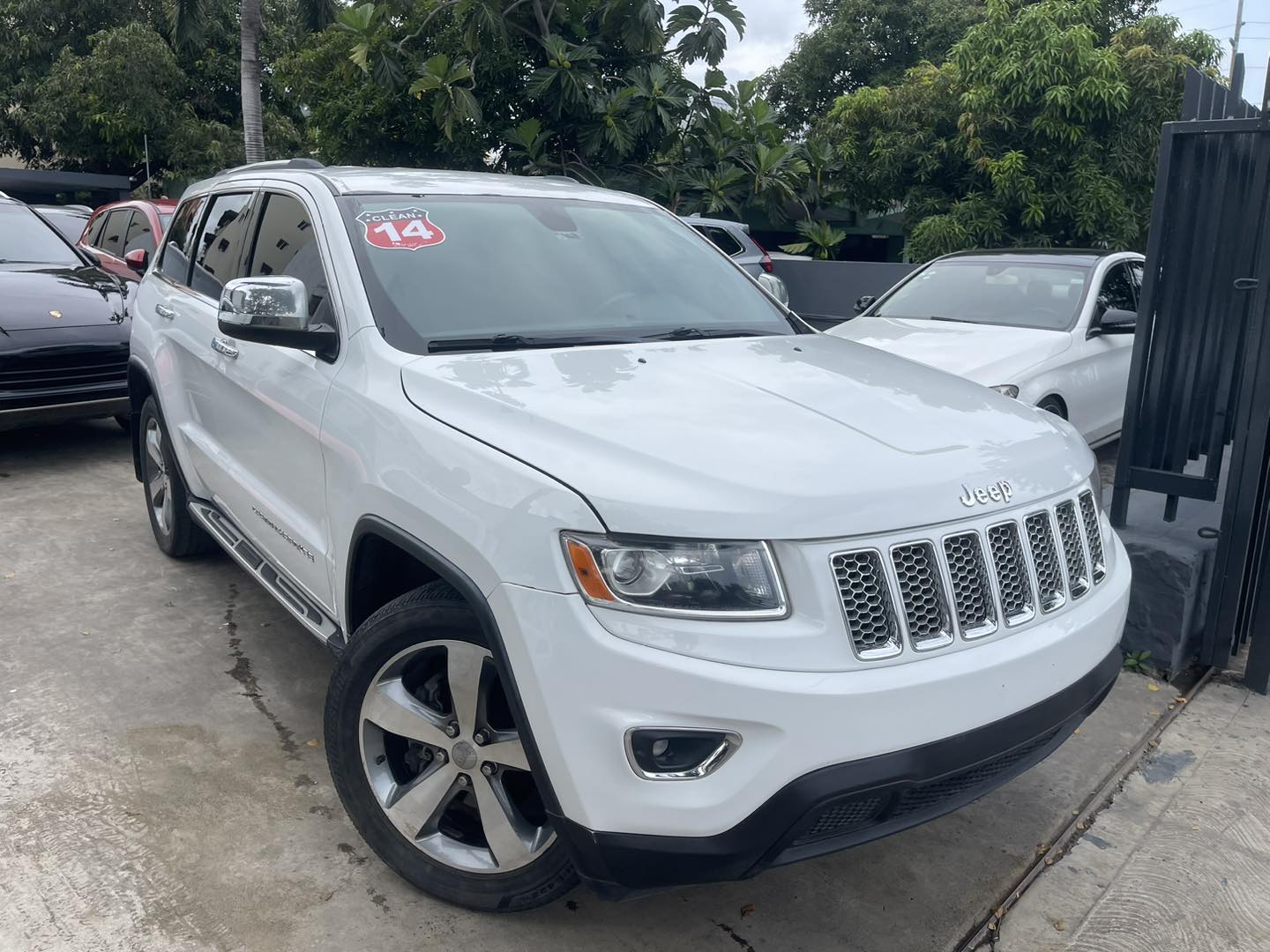 jeepetas y camionetas - JEEP GRAND CHEROKEE LAREDO 2014