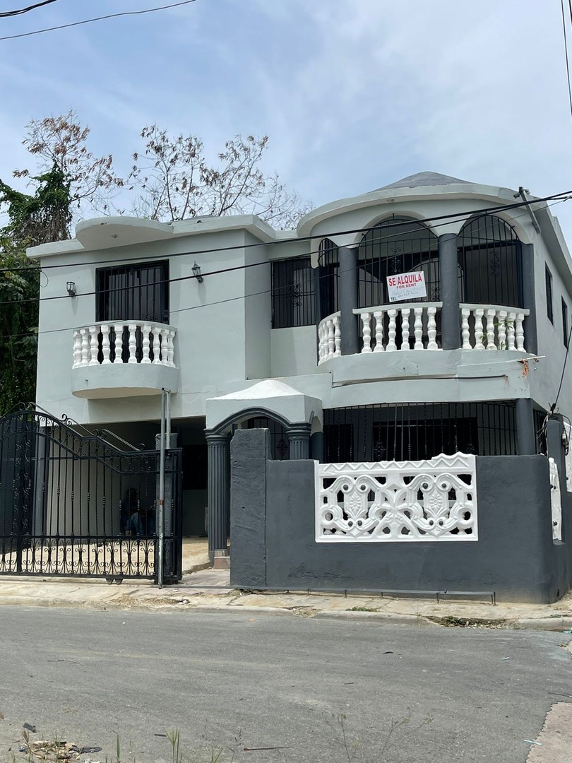 casas - Vendo casa de oportunidad en Santo Domingo Norte
con 2 niveles proximo al metro
