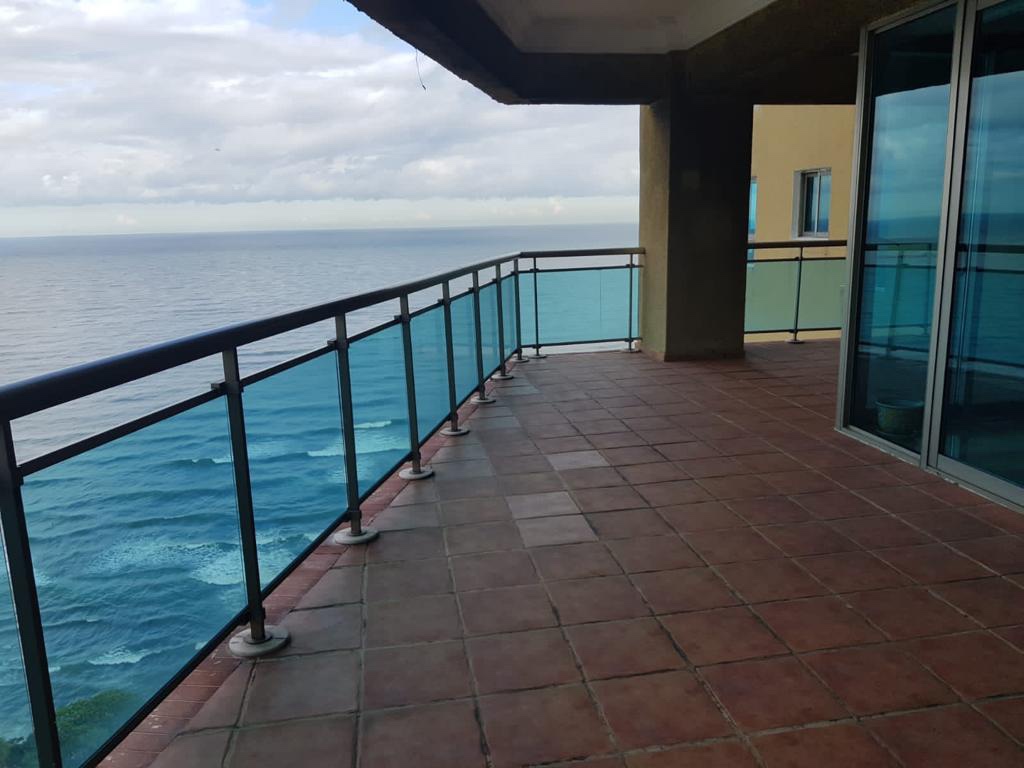 apartamentos - Vendo apto en malecón Center piso alto  2