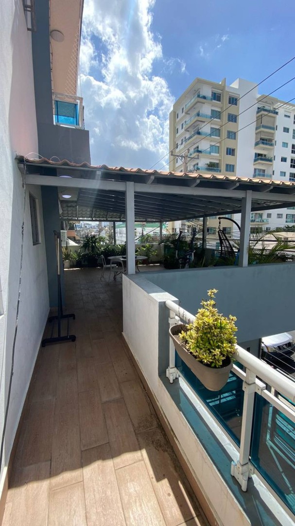 apartamentos - Venta Apartamento 2do Nivel con Terraza en el Evaristo Morales .