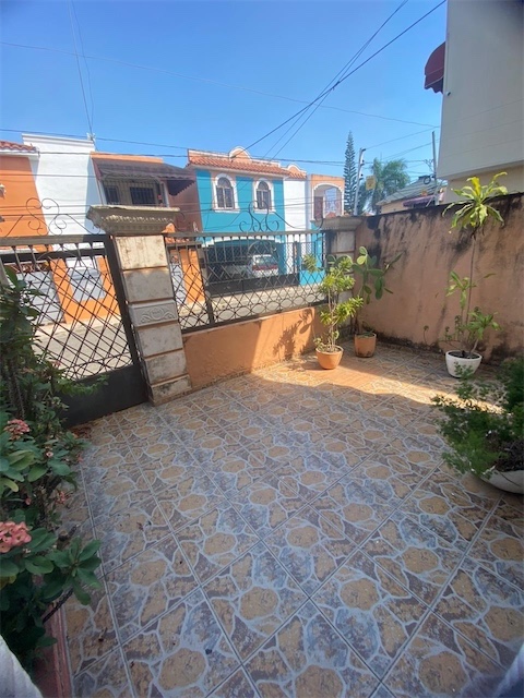 casas - Venta de casa súper grande en vista hermosa Santo Domingo este 5