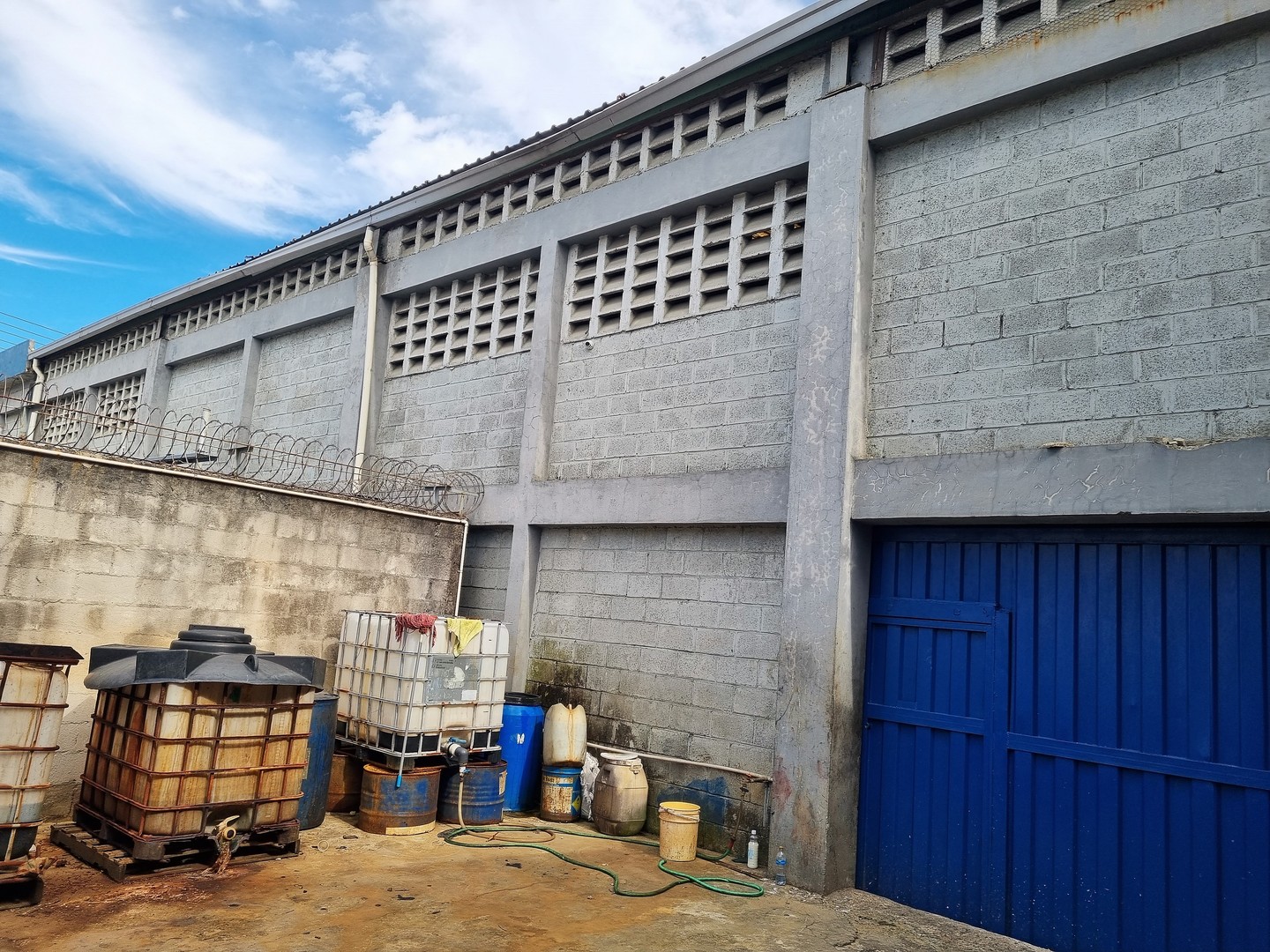 oficinas y locales comerciales - Alquiler Nave industrial de doble altura en block reforzado en Manoguayabo 5