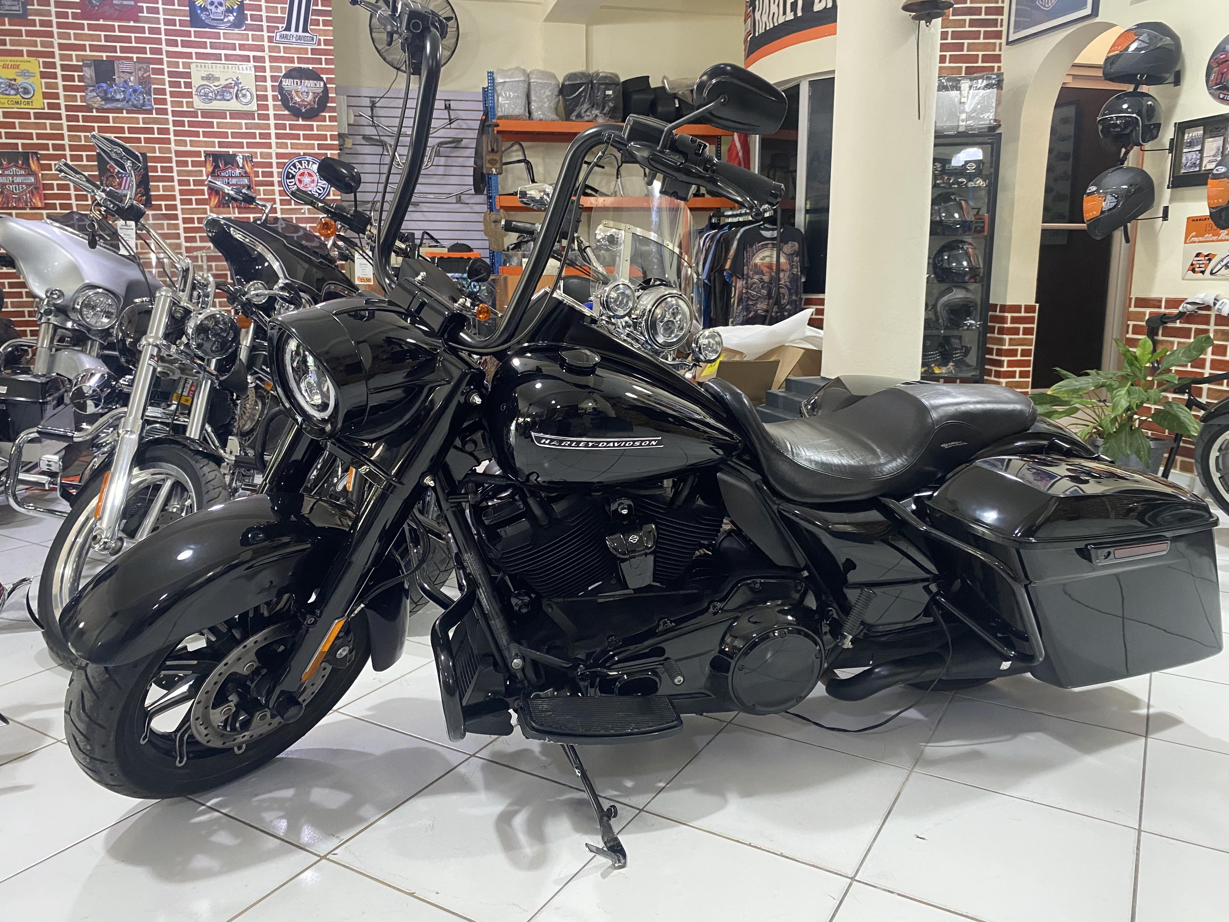 motores y pasolas - Harley Davidson Road King 2018 0