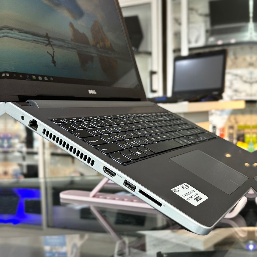 computadoras y laptops - Hermosa Laptop DELL inspiron i5 6ta. Gen. 3