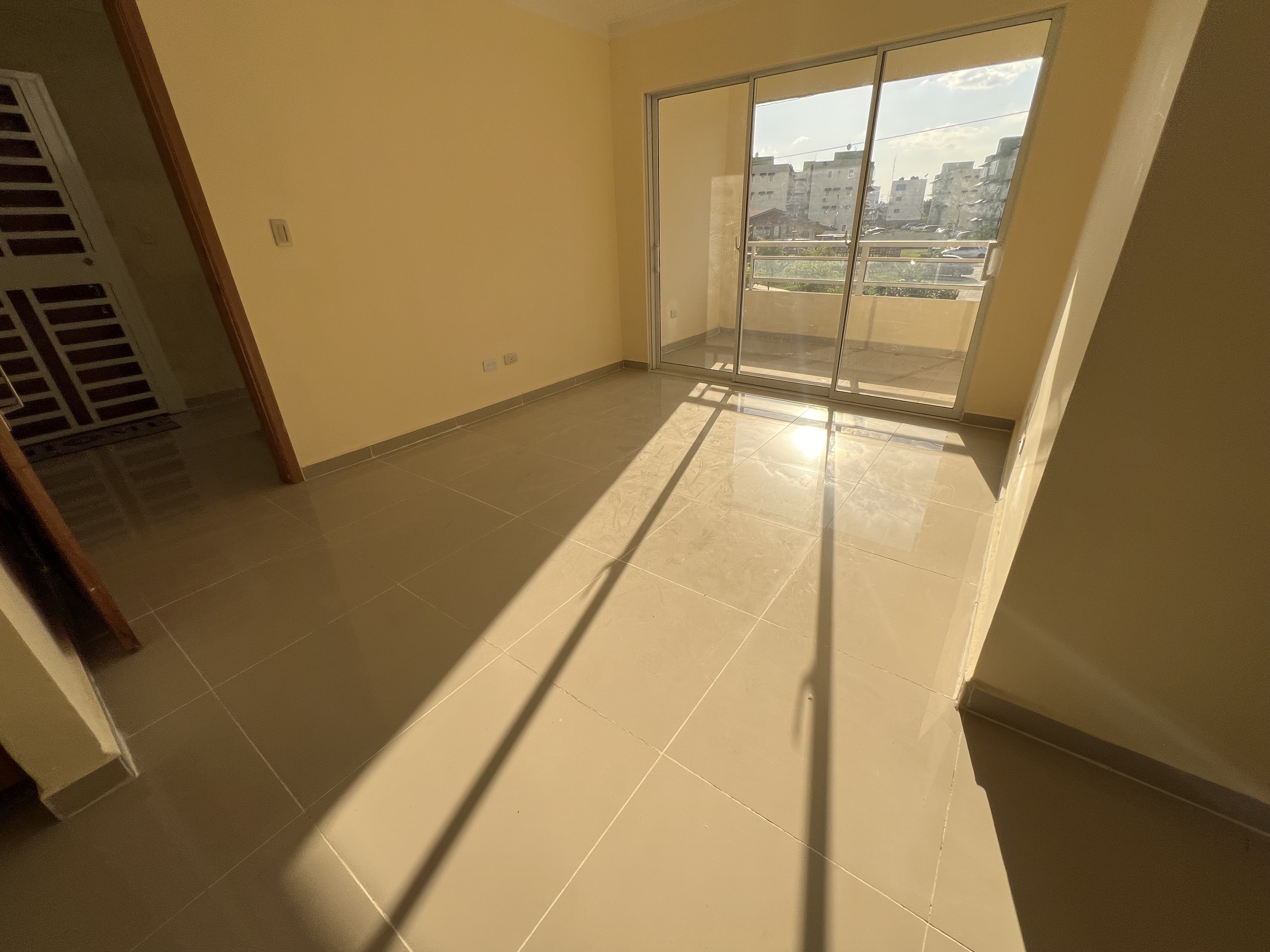 apartamentos - venta de apartamento 2do nivel con 2 parqueos en la autopista de San isidro  2