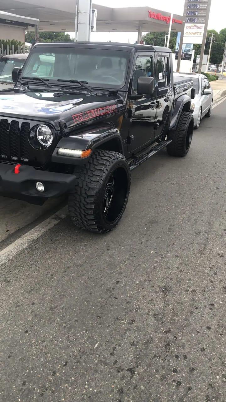 jeepetas y camionetas - Jeep gladiador sport 4x4  año 2021 19044 millas 1