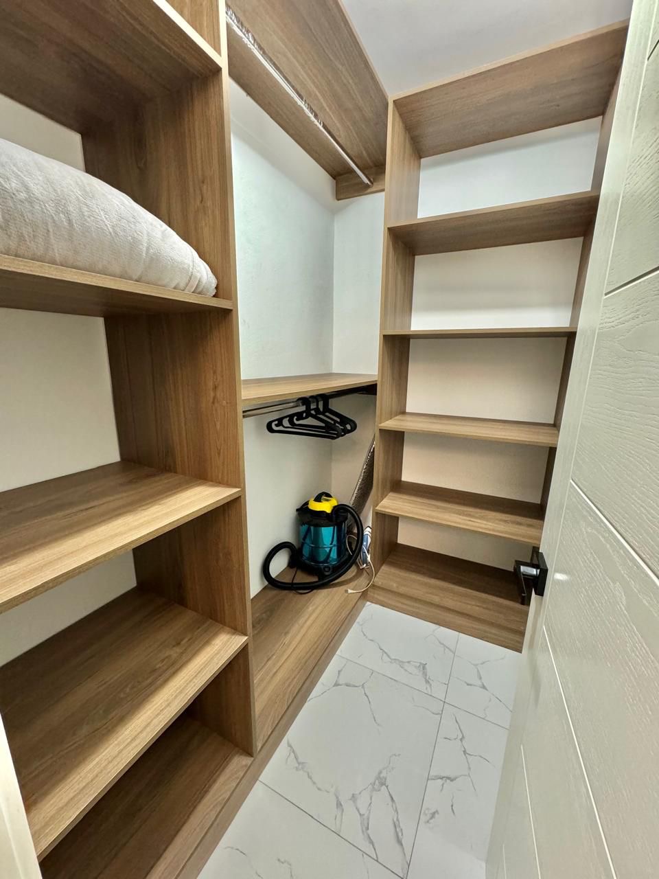 apartamentos - Vendo amueblado Evaristo morales piso 4 una ha.  5