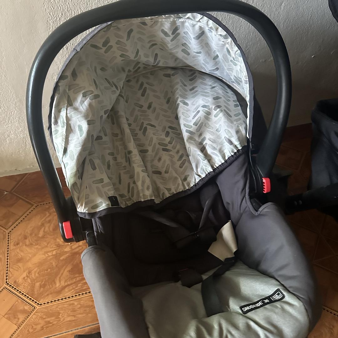 coches y sillas - venta de carrito para bebé junto con su silla para auto, marca Graco, color Gris