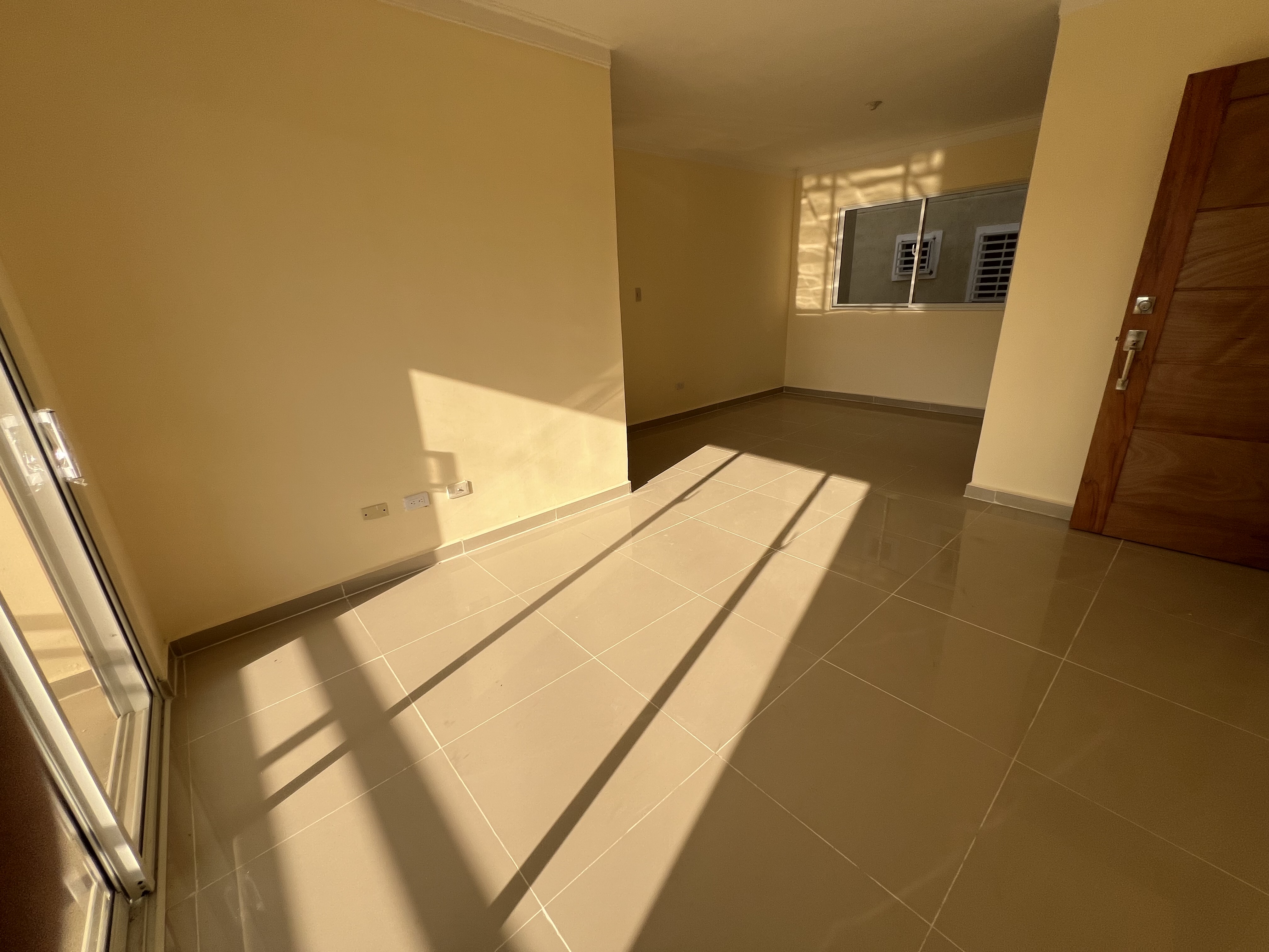 apartamentos - venta de apartamento 2do nivel con 2 parqueos en la autopista de San isidro  3