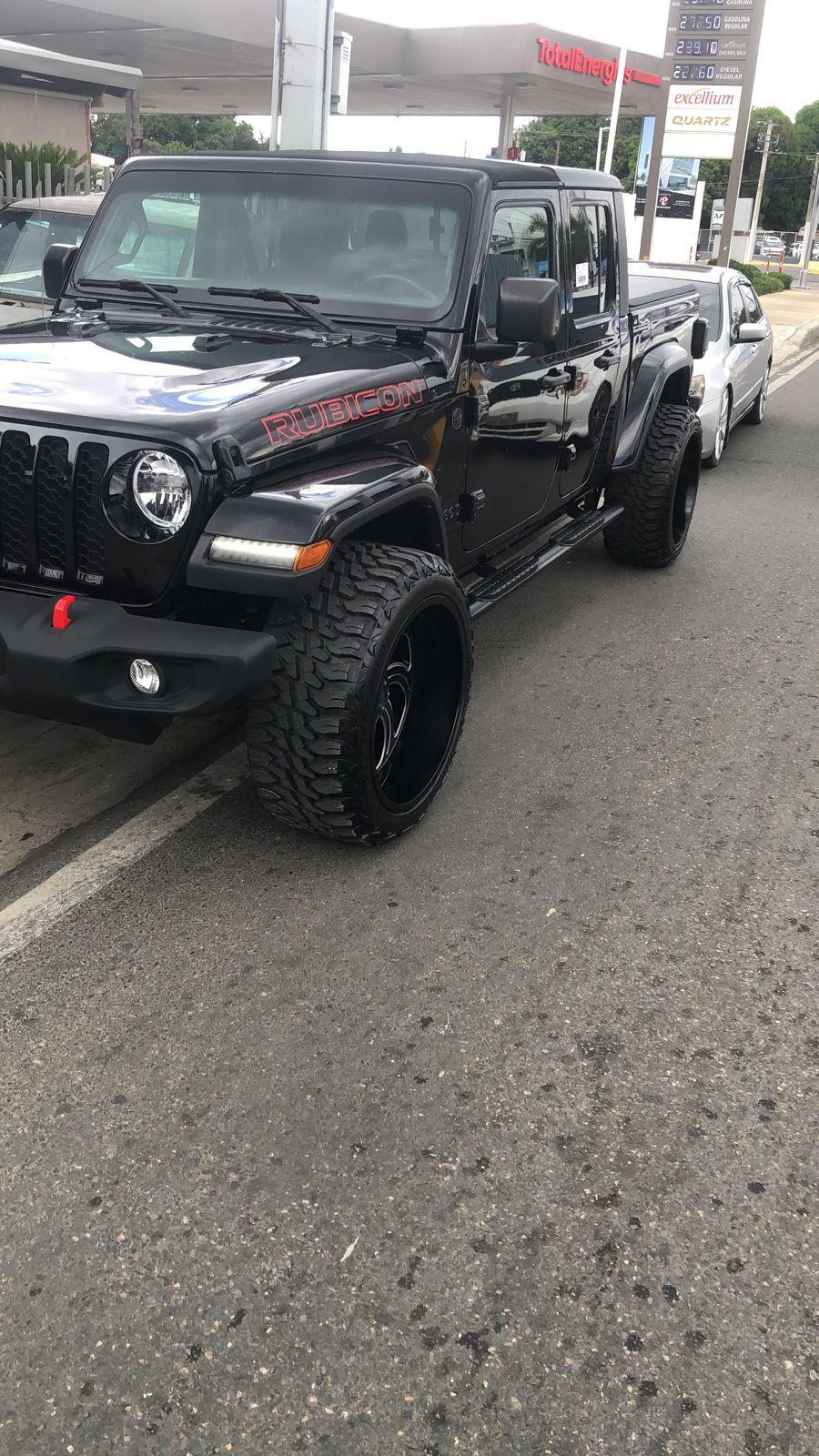 jeepetas y camionetas - Jeep gladiador sport 4x4  año 2021 19044 millas 3