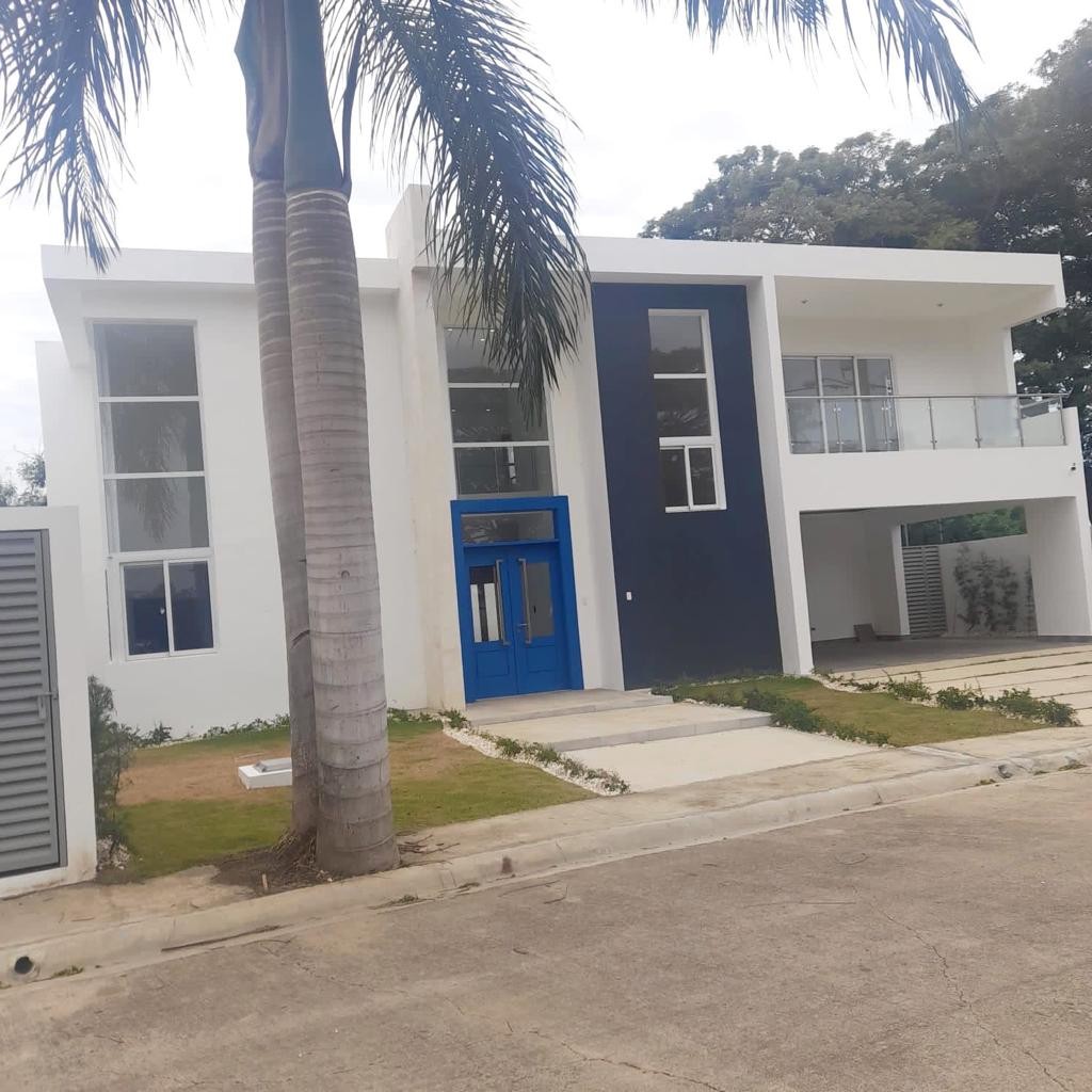 casas - Hermosa Casa de 2 Niveles en Proyecto Cerrado, Llanos de Gurabo  0