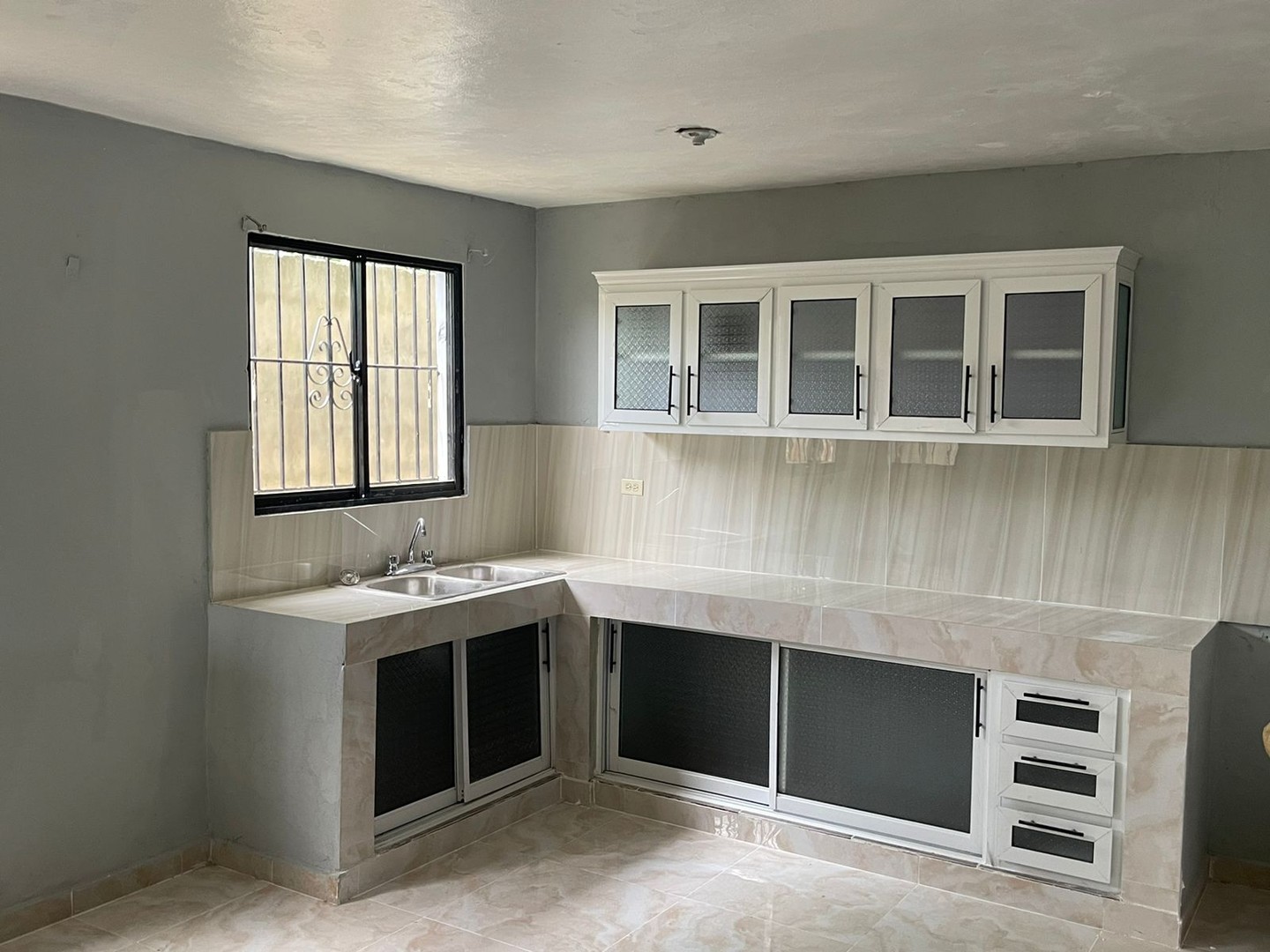 casas - Vendo casa de oportunidad en Santo Domingo Norte
con 2 niveles proximo al metro 1