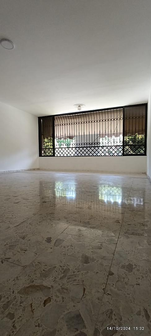 apartamentos - Se Alquila cómodo y amplio departamento frente Parque Mirador Sur.