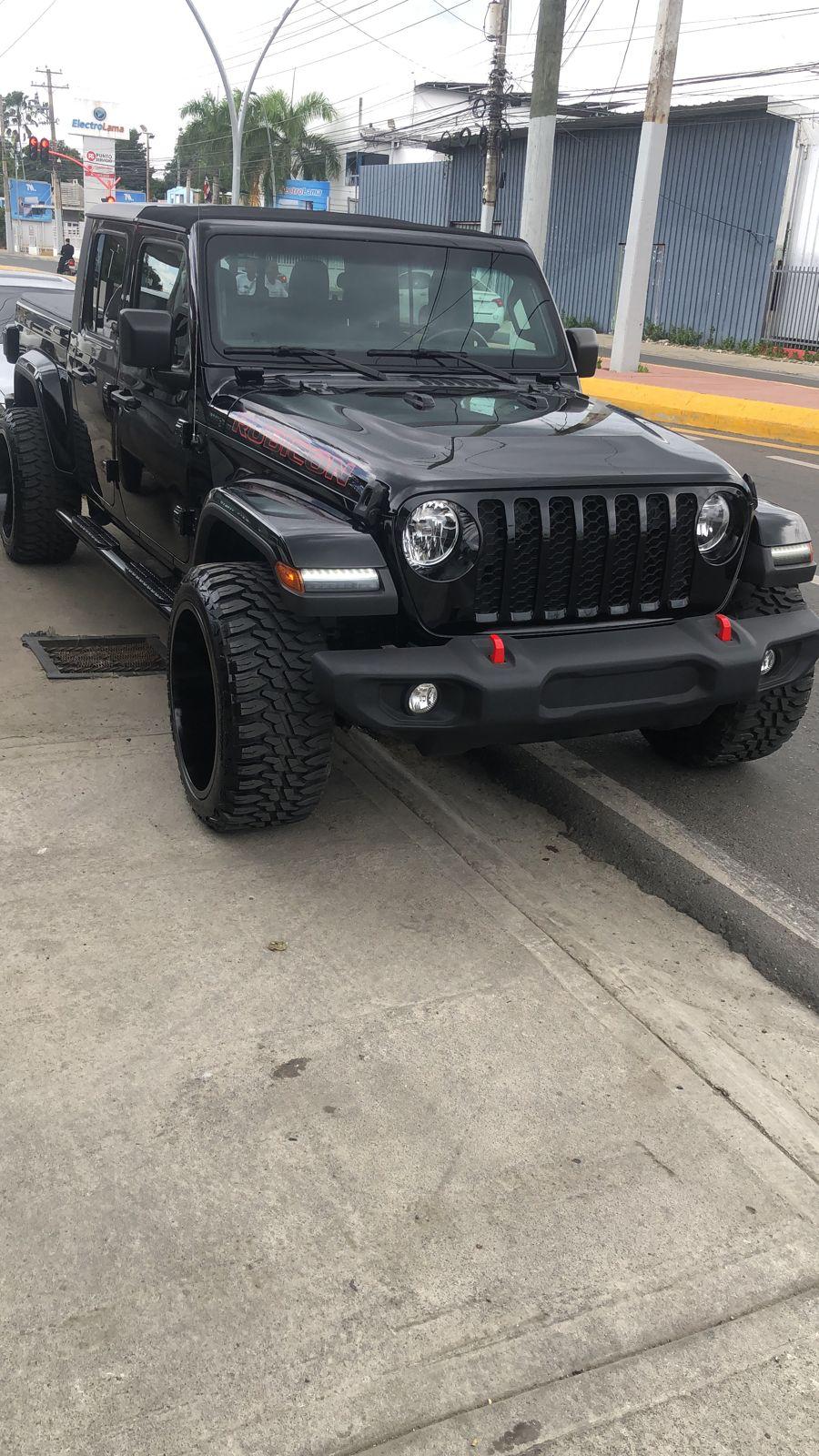 jeepetas y camionetas - Jeep gladiador sport 4x4  año 2021 19044 millas 4