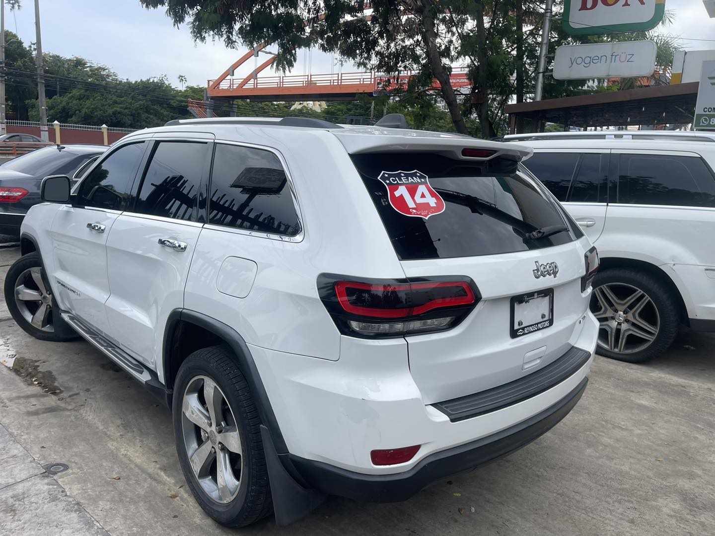 jeepetas y camionetas - JEEP GRAND CHEROKEE LAREDO 2014 2