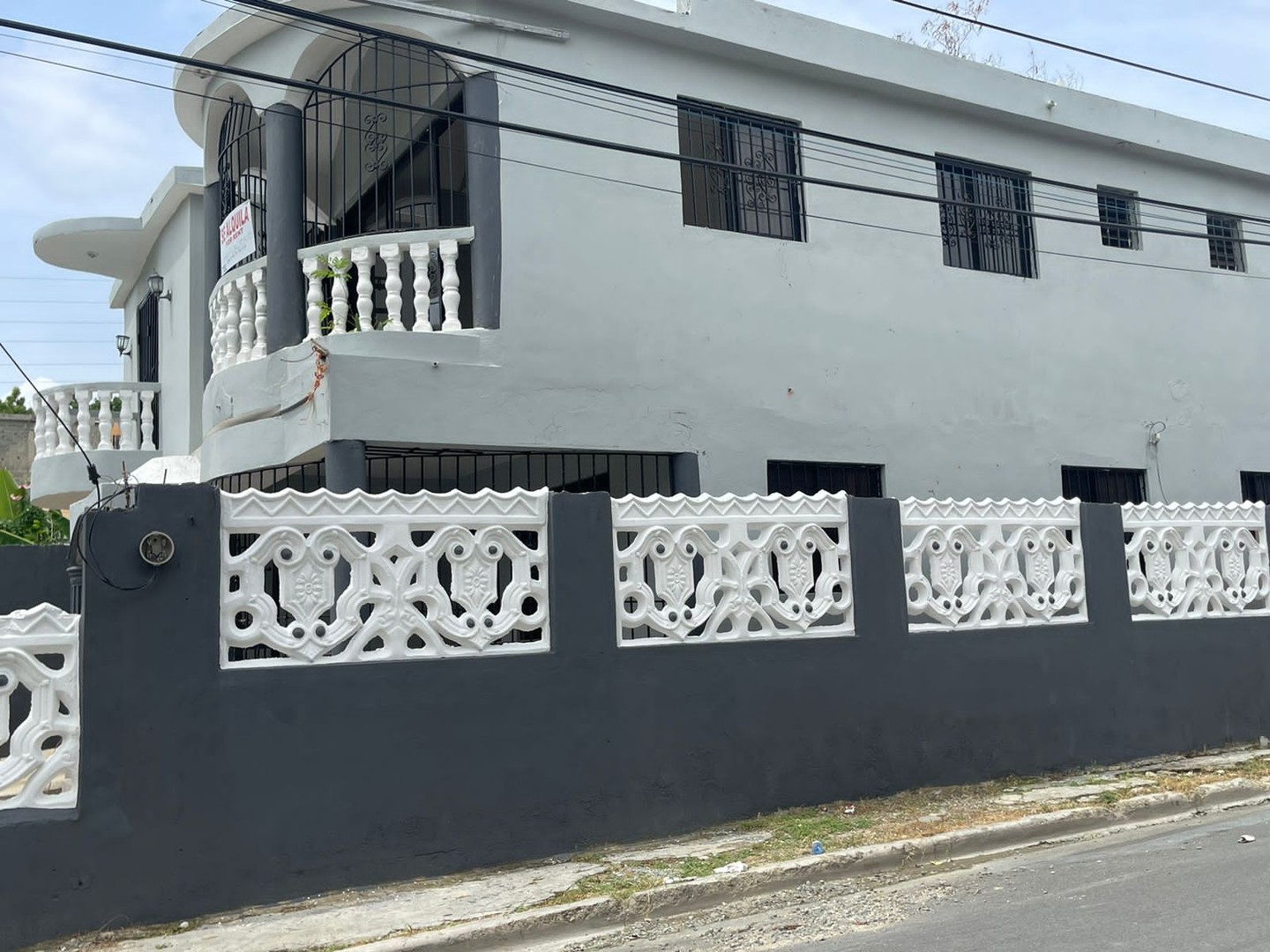 casas - Vendo casa de oportunidad en Santo Domingo Norte
con 2 niveles proximo al metro 2