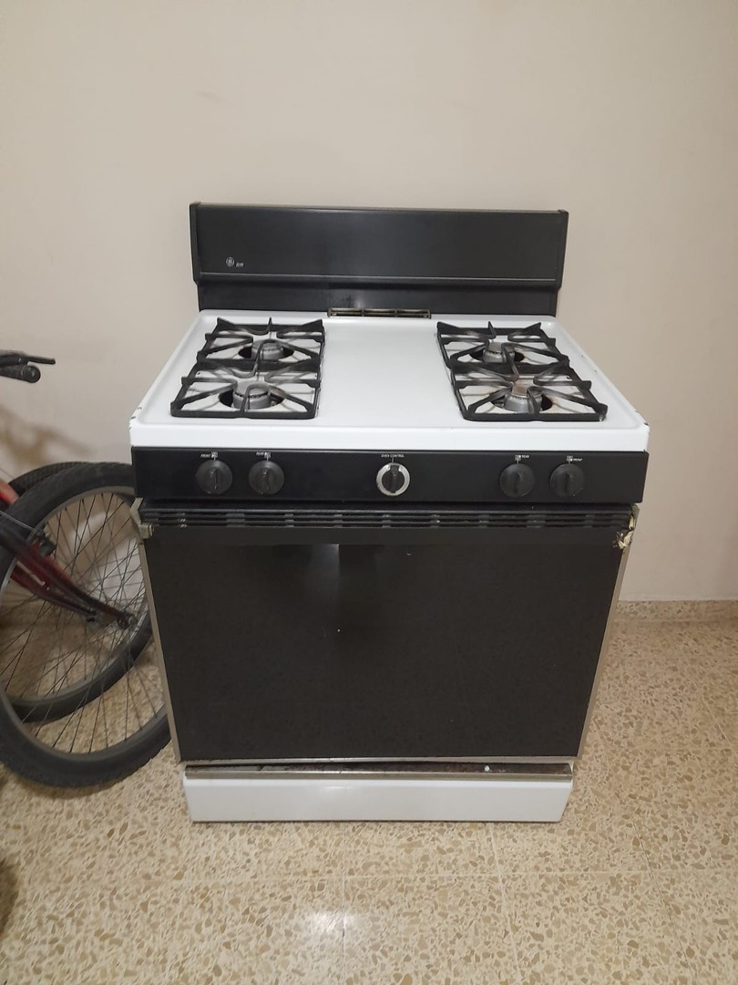 cocina - VENDO estufa General Electric de 30" con hornillas, horno y asador.