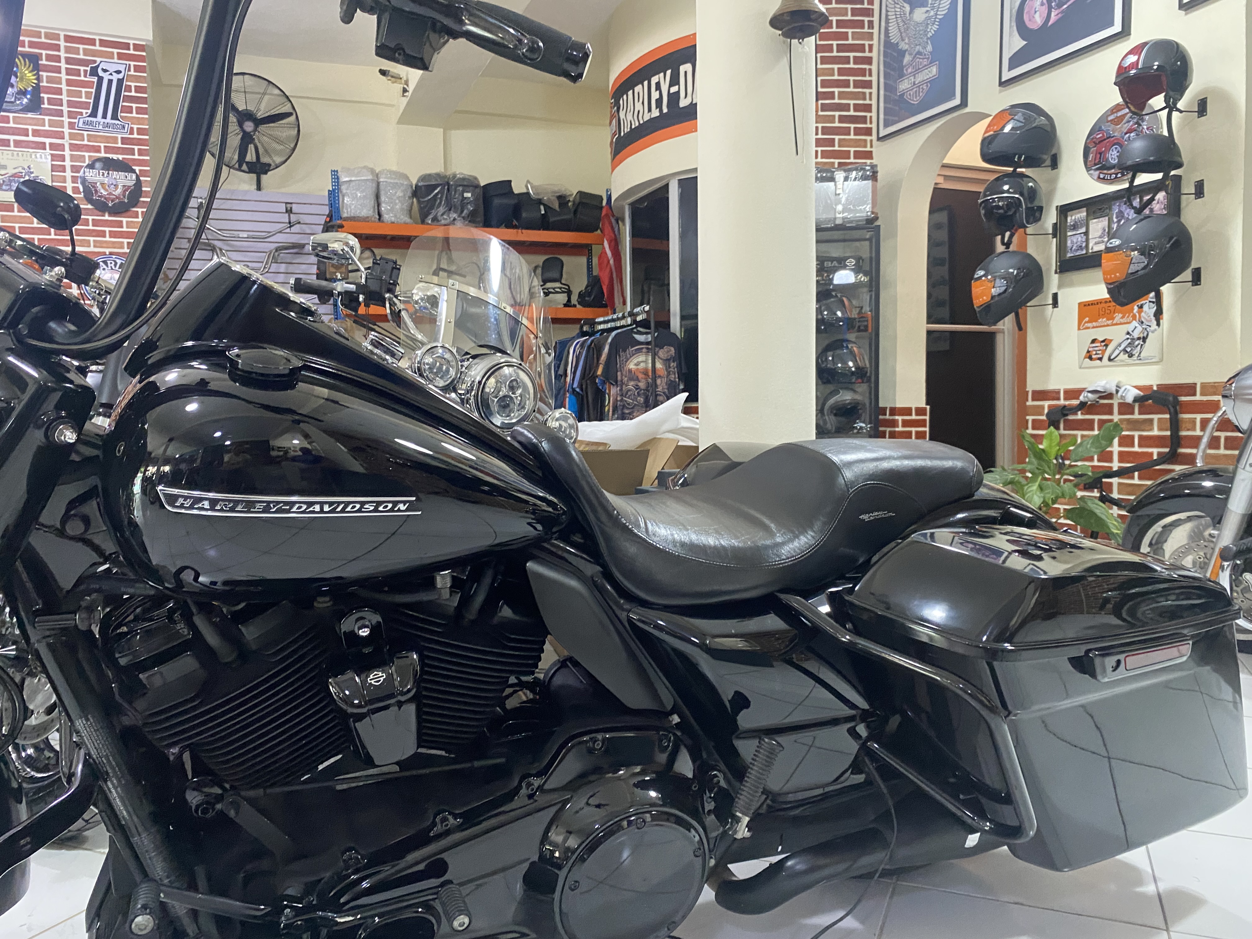 motores y pasolas - Harley Davidson Road King 2018 3