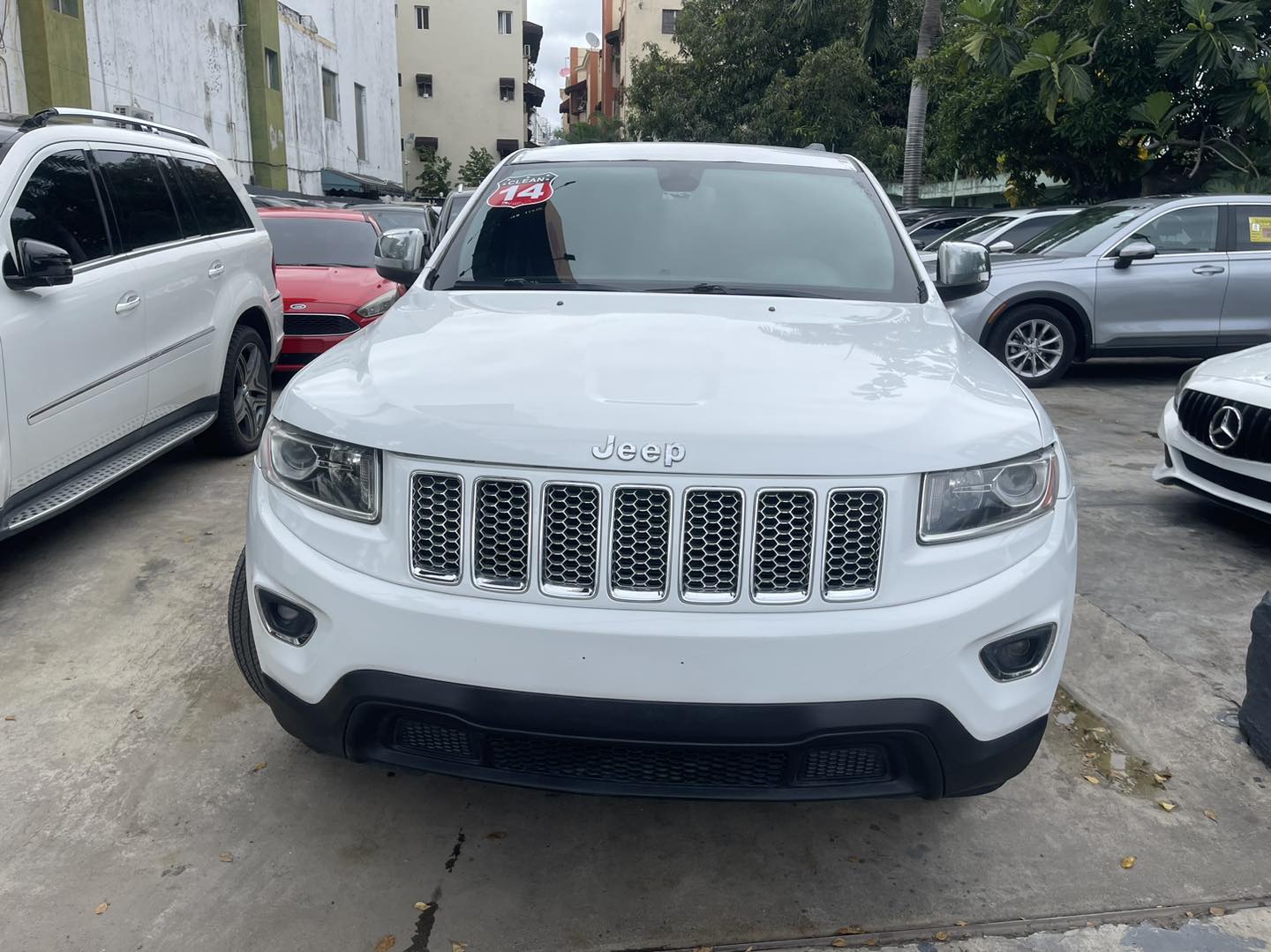 jeepetas y camionetas - JEEP GRAND CHEROKEE LAREDO 2014 3