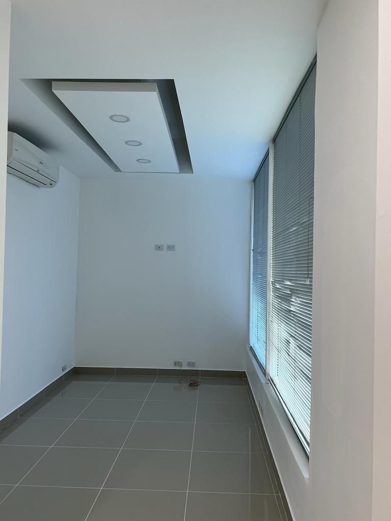 oficinas y locales comerciales - La Julia oficina de 130m2 4 parqueos 3er piso ascensor  4