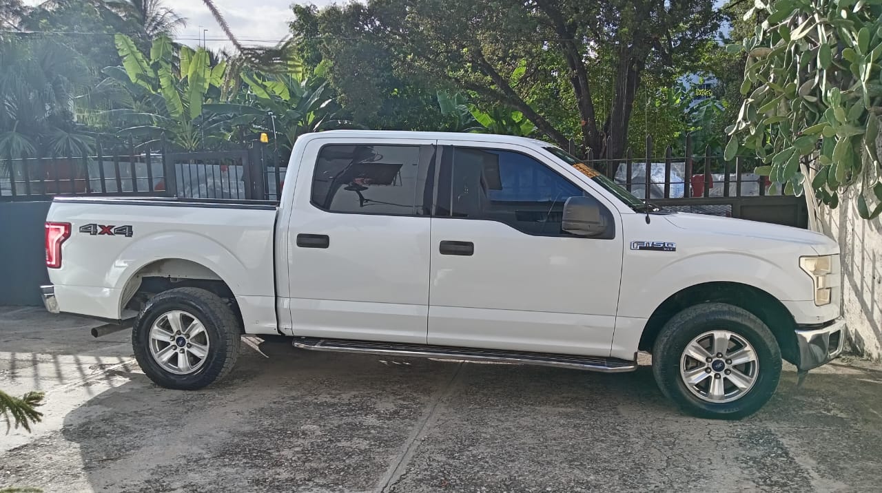 jeepetas y camionetas - Ford F-150 
Tracción 4x4
Motor V8 5.0 
Asientos en Leather 1
Único dueño  1