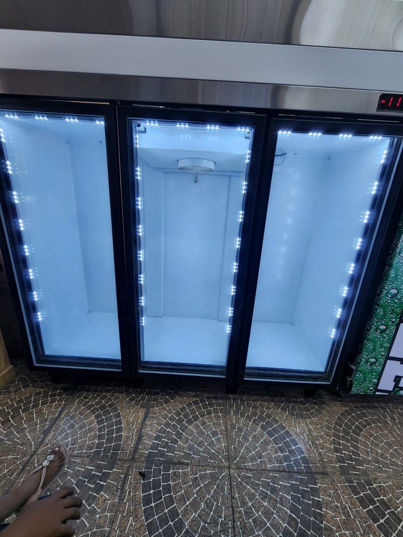 equipos profesionales - Freezer Refrigerador Conservador Farco de 3 puertas exhibidoras de cristal 3